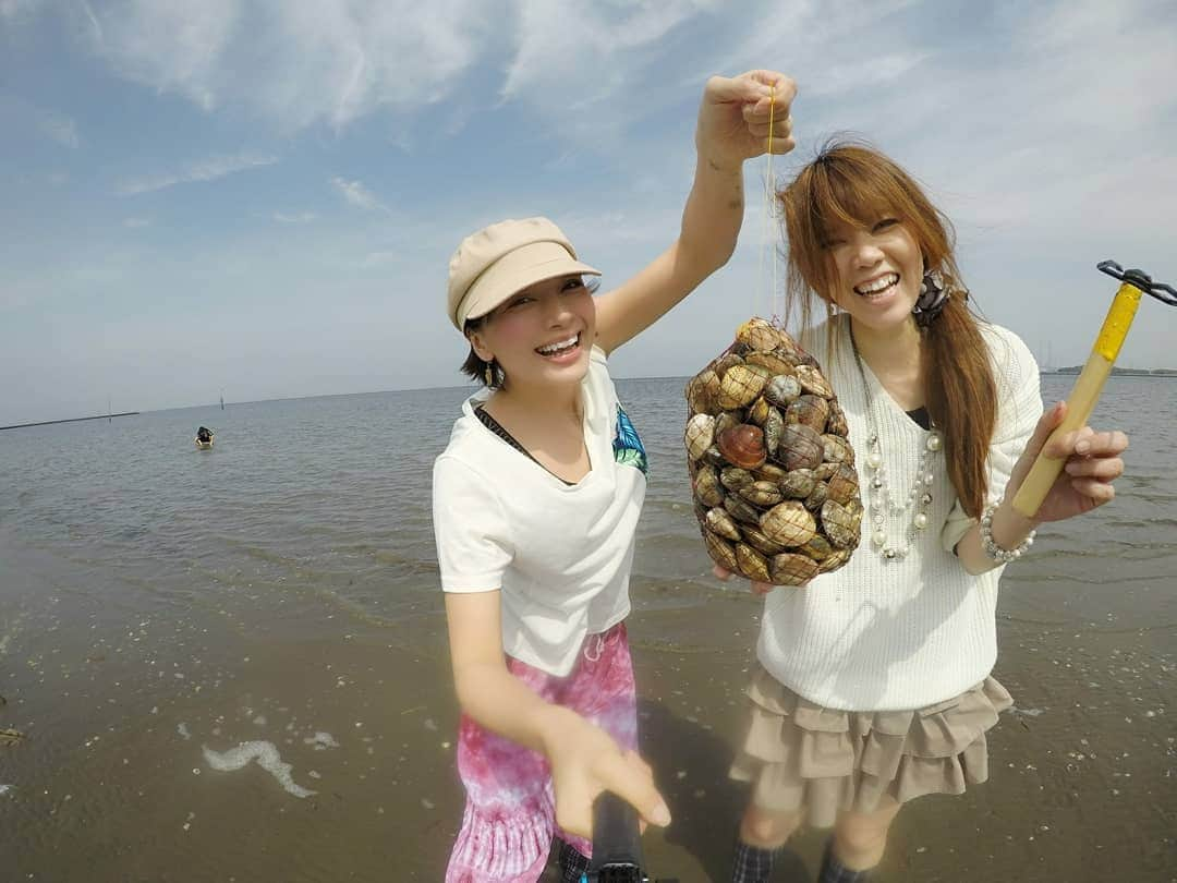 芳美リンさんのインスタグラム写真 - (芳美リンInstagram)「日帰り富津旅～✨ 気分は修学旅行🚌  人生初の#潮干狩り ♥️ 初めてと言ったらすごい勢いで驚かれたけど。 え？潮干狩りってたしなみ？✨笑  友人が言ってたんだけど、富津のアサリは、苦手な人が食べても好きになるくらい美味しいんだって😋  帰宅後、味噌汁にしていただきました☺️ キャンプではアヒージョを作り、 父はマンハッタンクラムチャウダーを作り、 みんなでたくさん味わいました♥️ 前評判通りの美味しさ～✨ #旅モニ #旅モニアンバサダー #PR  #たび旅富津 #富津 #フッツアー #富津海岸潮干狩り場 #旅スタグラム #旅したくなるフォト #旅行 #traveler #travelgram  #travelgram #国内旅行 #大人の旅 #japantrip #旅人 #旅グラム #タビジェ二  #旅好きな人と繋がりたい#Goproのある生活」3月29日 11時59分 - lynn.lynn5