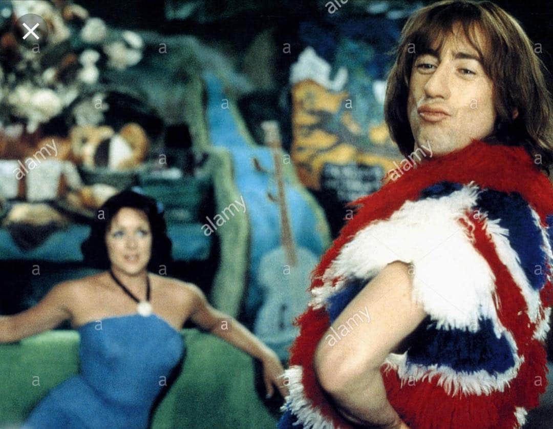 アラン・カミングさんのインスタグラム写真 - (アラン・カミングInstagram)「Me as Mick Jagged in ‘The Flintstones In Viva Las Vegas’, with the lovely Jane Krakowski  LA 1999 #fbf」3月29日 12時09分 - alancummingreally