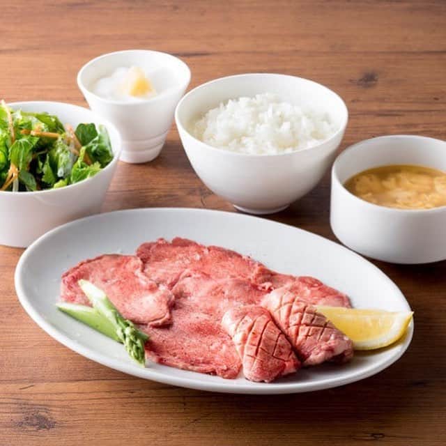 東京カレンダーさんのインスタグラム写真 - (東京カレンダーInstagram)「厚切りと薄切りで全く異なる牛タンの食感を楽しむことができるランチ。上質な牛タンをとことん堪能したい人はこれ一択！ #東京カレンダー #東カレ #tokyocalendar #lunch #表参道 #焼肉 #USHIDOKITOKYO #極み牛タンセット」3月29日 12時05分 - tokyocalendar