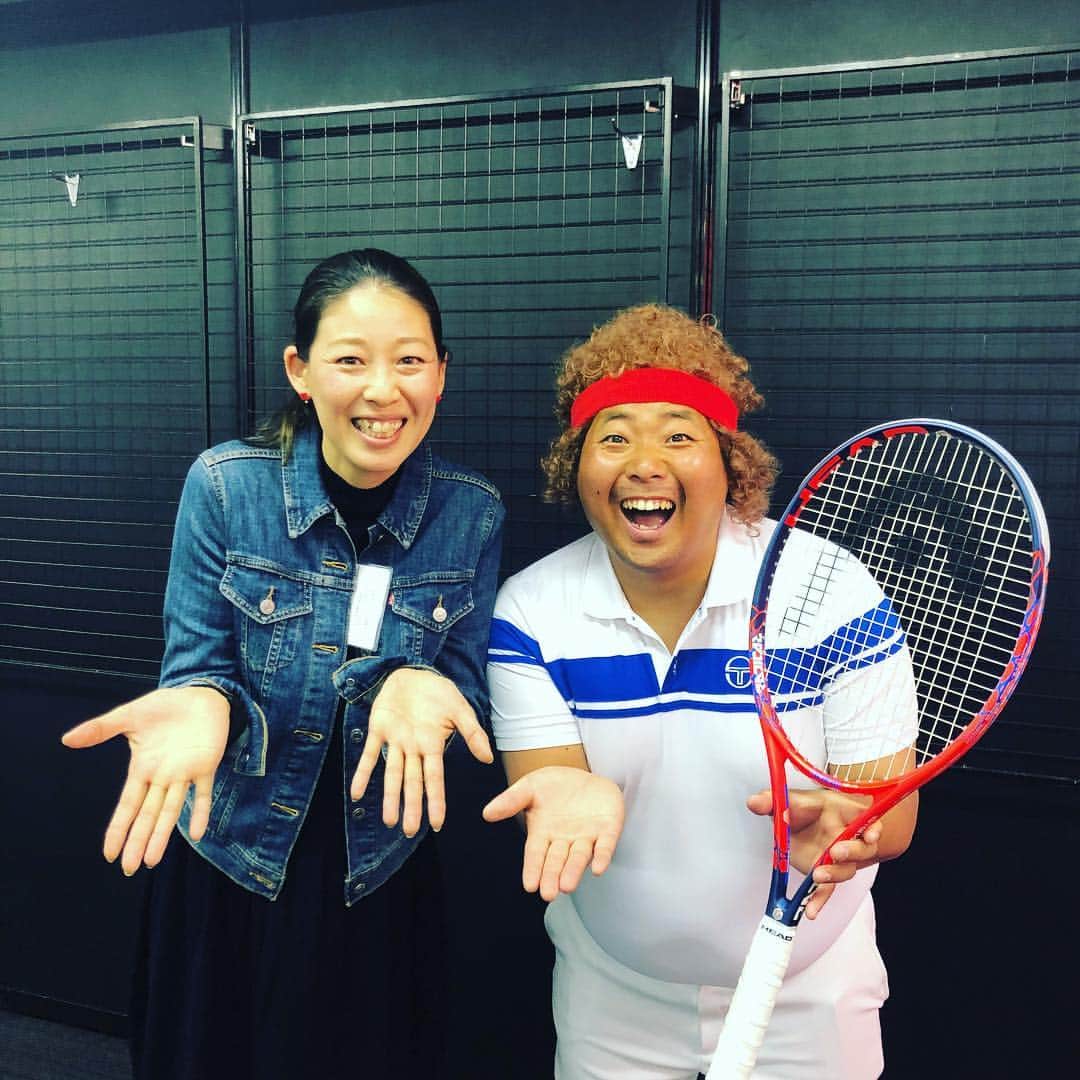 のインスタグラム：「HEAD NEW MODEL STRATEGY MEETING & RECEPTION PARTY に招待していただき昨日行ってきました！  オーストリアHEAD本社から副社長をはじめ数名のスタッフが来日され、新商品の説明はもちろんのこと、HEADのアイデンティティなど、色んなお話を聞くことができました。  会場には現役プロから記者の方など、40名ほどのテニス関係者が来られていて、とても楽しく過ごさせてもらいました。  でも、写真はなぜか... #バモスわたなべさん。 今日はジョン・マッケンブーでした！ #TEAMHEAD #HEAD」