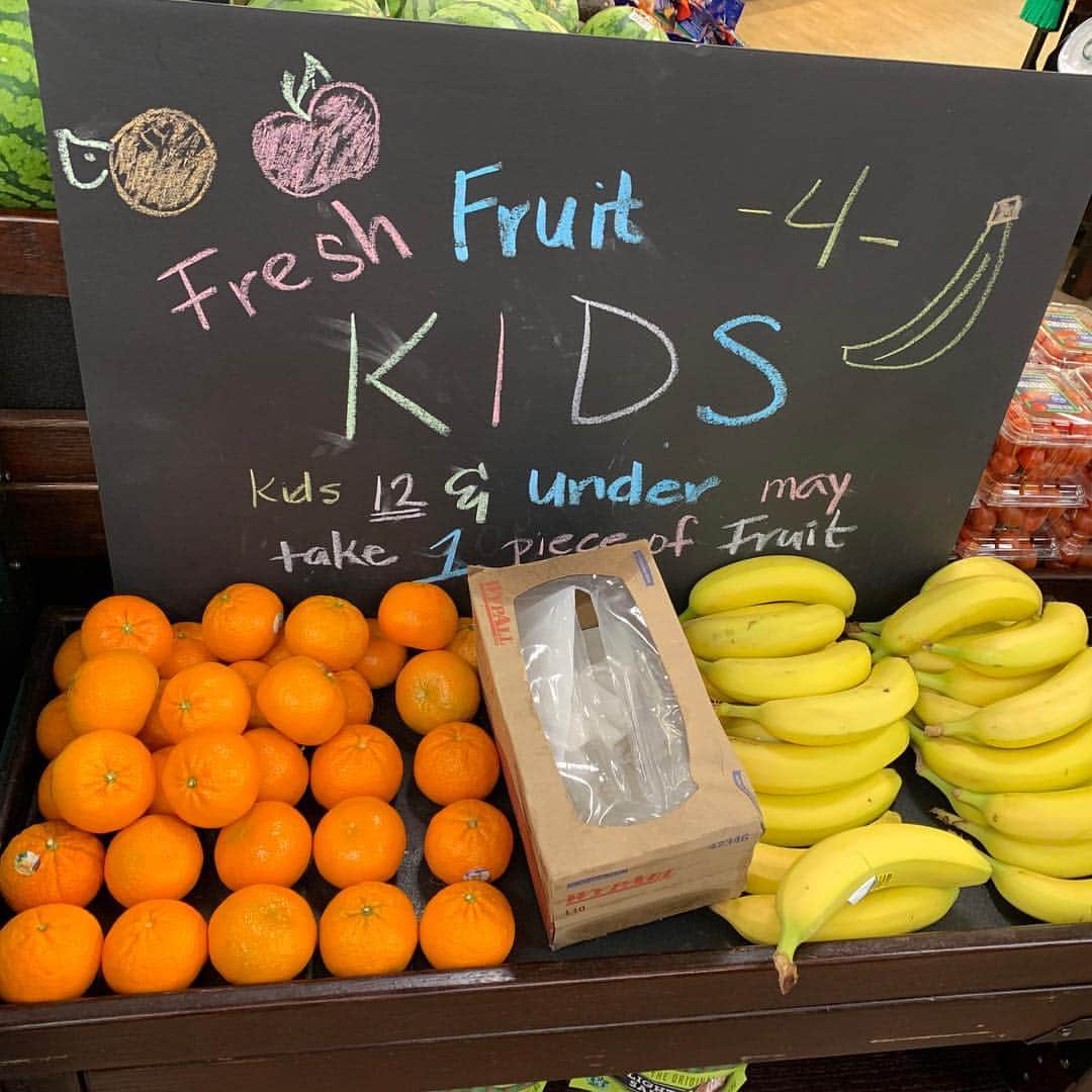 ターニャ・テイトさんのインスタグラム写真 - (ターニャ・テイトInstagram)「How good is this. A piece of fruit for free for children aged 12 and under at my local @ralphsgrocery. Well thought out. My Ozzie will love this 👏🏻👏🏻👏🏻 🍊 🍌 #freefruit #healthykids #freefruitforkids」3月29日 12時05分 - tanyatate