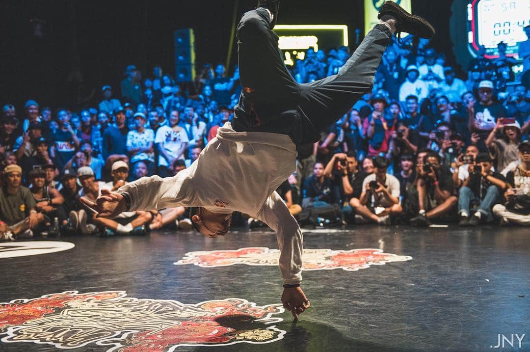 のインスタグラム：「One finger ☝🏽 📸 @photography.jny  #bboytaisuke #redbull #g_shock #ghmumm #ozracing #freegun #makavelic #puma #rfjam2019 #photooftheday」