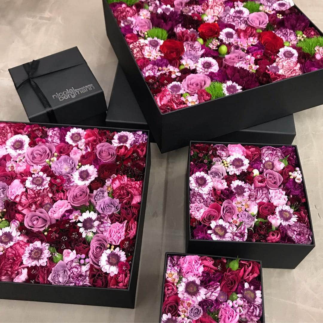 ニコライ・バーグマン・フラワーズ＆デザインさんのインスタグラム写真 - (ニコライ・バーグマン・フラワーズ＆デザインInstagram)「💜 I came up with the idea for the flower box 19 years ago and I never get tired of making them. #theorginalflowerbox #nicolaibergmannflowerbox #flowerbox #nicolaibergmann」3月29日 12時07分 - nicolaibergmann