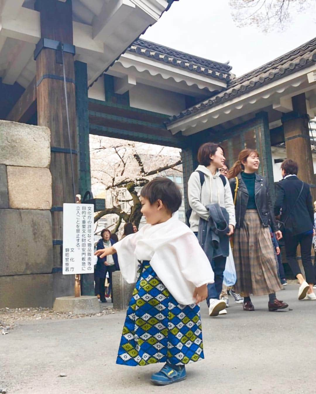 桜井未来さんのインスタグラム写真 - (桜井未来Instagram)「赤ちゃんの和服ってなんでこんなに可愛いんだろう😂💓 @t.c.mama.p の着物&袴撮影付きランチのオフショットも少しずつUPして行ってるので、是非皆んなの可愛いお写真覗いてみて下さいね😍💓 ・ ・ ・  #花見 #お花見 #桜 #袴 #和服 #着物 #sakura #kimono #北の丸公園  #ママ #男の子ママ #子育て #成長記録 #baby #ママ友募集 #赤ちゃんのいる生活 #ママサークル #ママイベント #ママ会 #都内ママ #ベビスタグラム #mamagirl #ベビフル #コドモダカラ #コドモノ #ママリ #親バカ部 #新米ママ東京部」3月29日 12時09分 - miki.sakurai0214