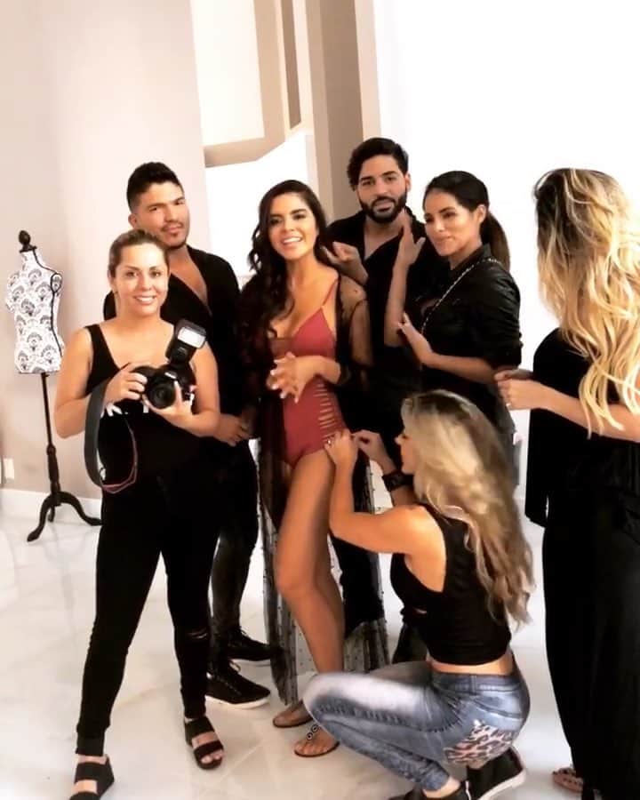 パオラ・ポーリンのインスタグラム：「Les comparto un detrás de cámara para la Portada que hize hace un año para la revista @hl_luxemagazine ,fue un placer haber sido parte de su contenido; siempre dejándonos a los latinos en alto 🙌❤️💃. . . I want to share with all of you, the behind the scenes for my magazine cover with @hl_luxemagazine ,a year ago was such a great experience working with these team always representing us.. Latinos 💃」