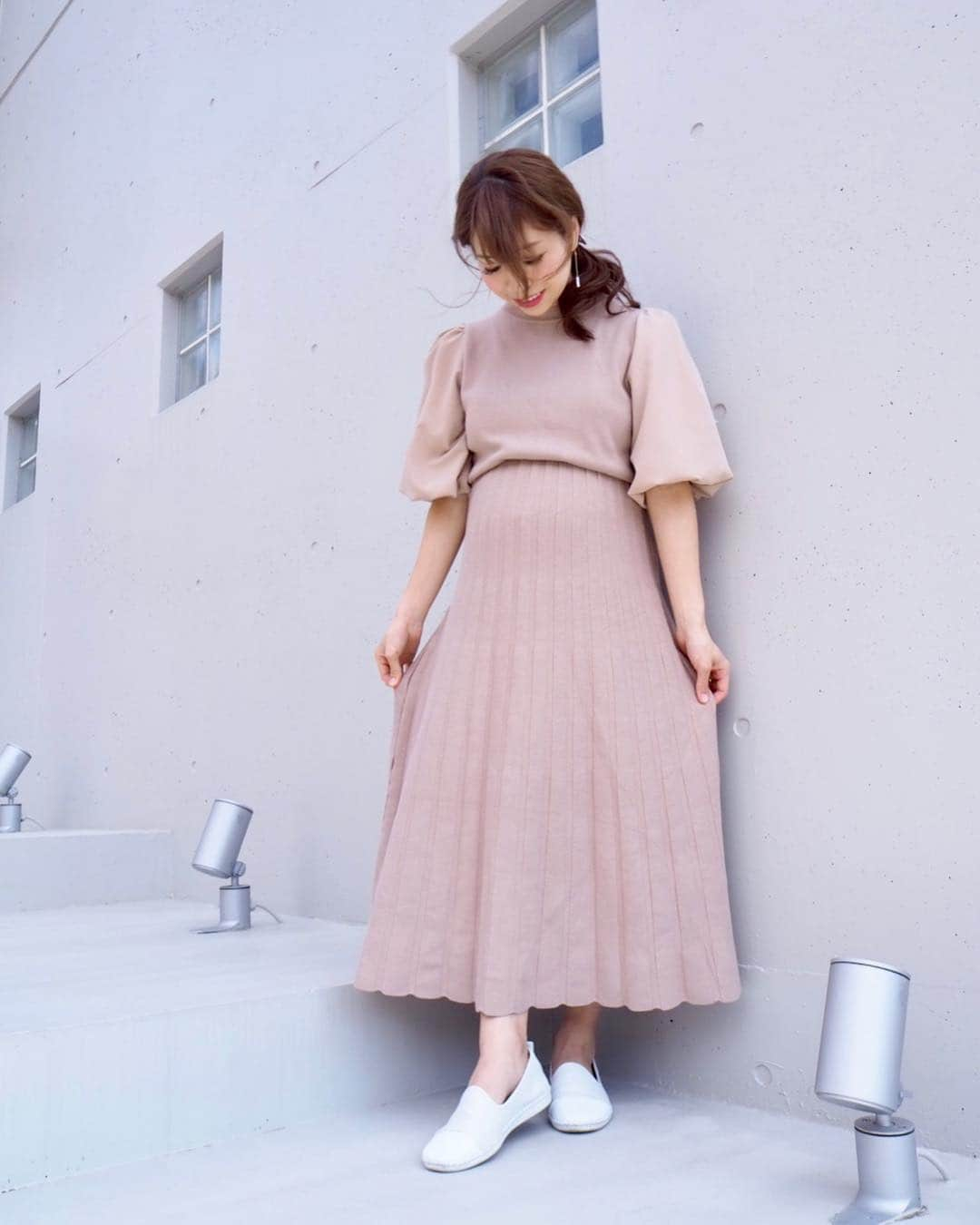 こままりえさんのインスタグラム写真 - (こままりえInstagram)「✴︎ coordinate👗 . dress…#Andemiu @andemiu_official shoes…#deochoAdeocho @de_ocho_a_de_ocho . #アンデミュウ の ソデボリュームニットワンピースは モテ服としてもおなじみ☺️👗💫 お袖の #ふんわり感 や シルエットだったり丈感がお上品で 今の時期にぴったりです🌸🌸 . 本当は付属のリボンも付いているんだけど マタニティ中はない方が スッキリ着れるので外して着ています😉 出産後にはもっとスリムになるから リボンつけて着よーっと🎀それも楽しみ💕 . #fashion #coordinate #ootd #outfit #code #mamacode #152cm #まりえコーデ #コーディネート #マタニティコーデ #マタニティライフ #妊娠後期 #妊娠9ヶ月 #ワンピース #袖ボリューム #モテ服 #ニットワンピース #ニットワンピ #春服 #春ニット #大人カジュアル #フェミニンコーデ #きれいめカジュアル」3月29日 12時23分 - komamarie