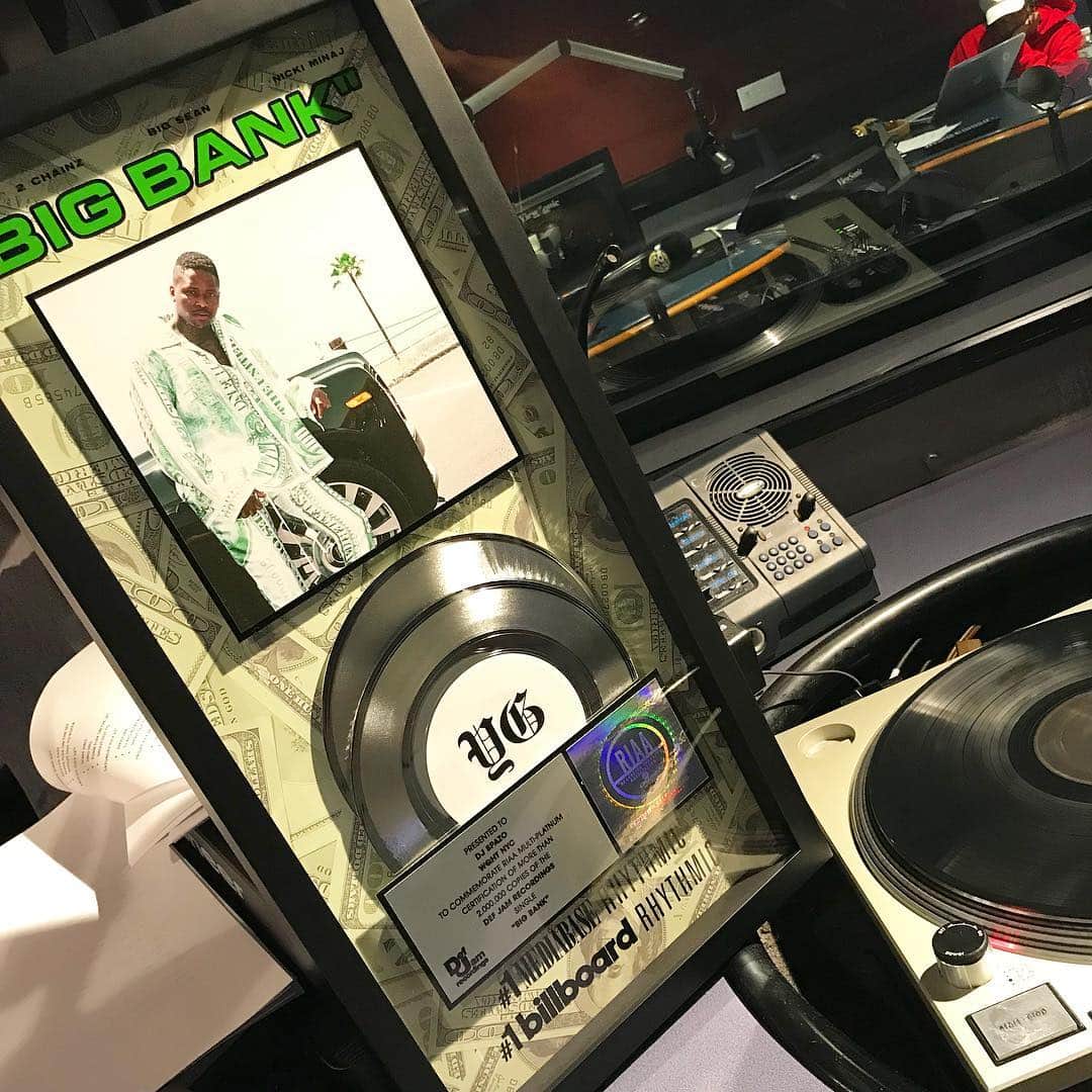 ファンクマスター・フレックスのインスタグラム：「@djspazo out here collecting that hardware!!!!! @litdigitaldjs x @yg !!!!!」