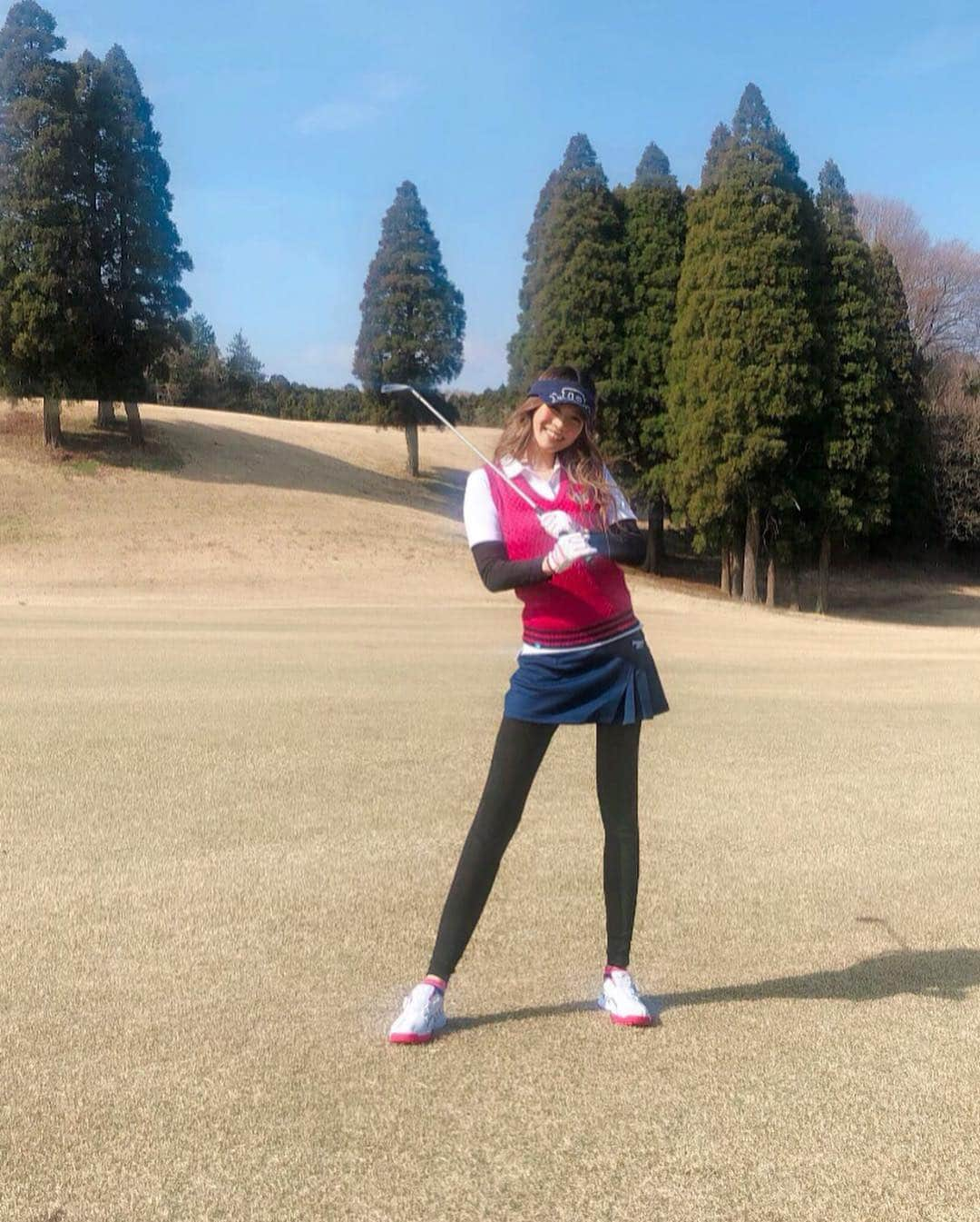 彩希エリナさんのインスタグラム写真 - (彩希エリナInstagram)「スーパーショットをご覧あれ🏌️‍♀️ #golf #golfswing #beginnergolfer #supershot #chiba #sports #多分人生最初で最後 #ゴルフ #初ゴルフで #コースデビュー #スーパーショット #必殺だるま落とし #ピンだけ飛ばす打法 #奇跡の女王と呼ばれた日 #クラブを #その棒と呼び #グリーンで飛び跳ね #怒られる #格好だけ一丁前 #形から入るタイプ #なんちゃって #ゴルフ女子」3月29日 12時32分 - erina_saiki