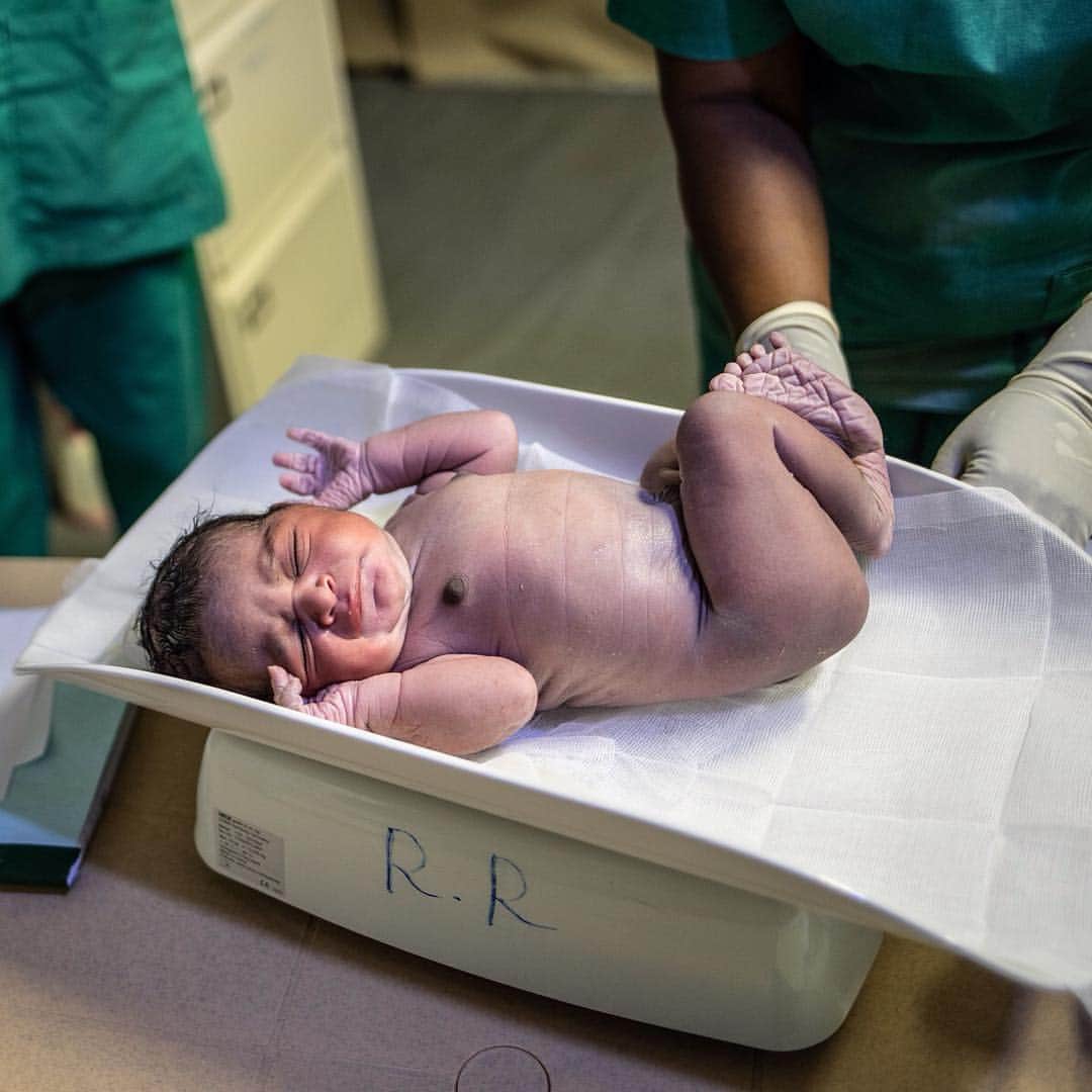 国境なき医師団さんのインスタグラム写真 - (国境なき医師団Instagram)「ようこそ！世界に…。よくがんばったね！ . 無事に産まれた赤ちゃんに、夜勤スタッフ皆の顔がほころびました。ここは、内戦が続くイエメンで、国境なき医師団が立ち上げたテント病院の中。 . 「この国ではきっと大勢の妊婦さんや赤ちゃんが、病院までたどりつけずに家で亡くなっています」 赤ちゃんの体重を測っていた、助産師のフラハはそう言いました。 . 爆撃や地雷が危険で移動が難しいことに加え、貧しさのために病院までのタクシー代を払えない家族も多いのです。 . この赤ちゃんは、お母さんが難産で苦しんだ末に運ばれてきて、帝王切開の手術でやっと産まれることができました。 . 体重は3.5キロ！大きくて元気な、男の赤ちゃんでした。フラハは笑顔で赤ちゃんを抱き上げました。 「さあ、ママにハローを言いにいこう！」 ----------------------- イエメンの活動ニュースは公式サイトから。プロフィールのURLリンクからどうぞ→@msf_japan . ----------------------- Photo © Agnes Varraine-Leca/MSF #国境なき医師団 #MSF #中東 #イエメン #ベビー #生後0日 #帝王切開 #photooftheday #頑張る #笑顔 #スマイル #元気になる #元気をもらう #写真部 #写真好きな人と繋がりたい」3月29日 12時32分 - msf_japan