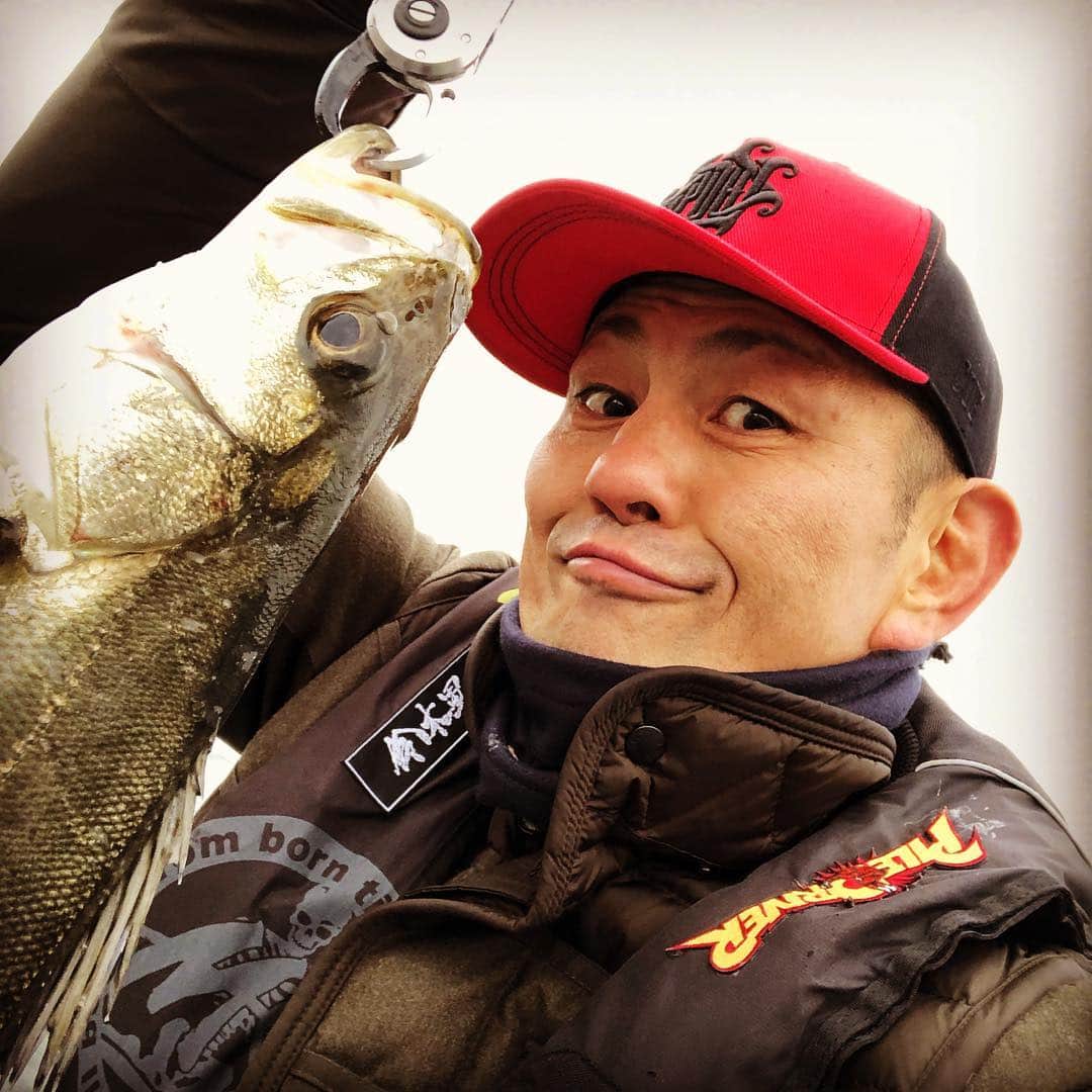 鈴木みのるさんのインスタグラム写真 - (鈴木みのるInstagram)「Fishing Party  #piledriver_harajuku  #yokohama いや〜今日は寒かった。ウネリも凄かった。釣果はイマイチだったけど、リフレッシュ出来て良い感じ！次こそバス行こう！」3月29日 12時33分 - suzuki.d.minoru