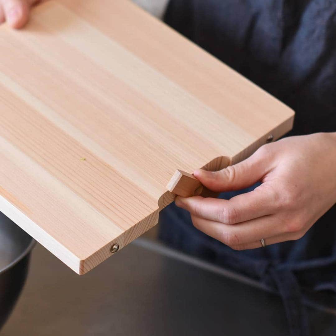 北欧、暮らしの道具店さんのインスタグラム写真 - (北欧、暮らしの道具店Instagram)「おかずを何種類か作るとき、うまく同時に完成できると、美味しい温度で食べれて嬉しいですよね♪  そんな思いからなのでしょうか。ついつい早く準備したくなって、気づけば作業台がいっぱい……なんてことも。  このまな板はスタンド付きなので、立てておくことができるんです◎  ずっとまな板を広げておく必要が無く、キッチンスペースを広く使えるのは嬉しいポイントですよね。365日、いつでも頼れる相棒のような存在になれば嬉しいです。 - - - - - - - - - - - - ひのきのまな板・スタンド付き/レギュラー・スクエア ▶️お買いものは写真内のタグをタップ！　またはプロフィールのリンクからどうぞ→@hokuoh_kurashi ・ ▶︎4月1日（月）9:59ご注文分までは、15,000円以上のご注文は送料無料です。ぜひご利用くださいね♪  #kitchen#kitchendesign#kitchenware#tableware#cuttingboard#ひのき#まな板#料理#食卓#和食#洋食#暮らしのこと#キッチンウェア#キッチン#キッチン雑貨#シンプル#シンプルライフ#シンプルデザイン#暮らしを楽しむ#日々の暮らし#北欧#暮らし#北欧暮らしの道具店」3月29日 12時36分 - hokuoh_kurashi