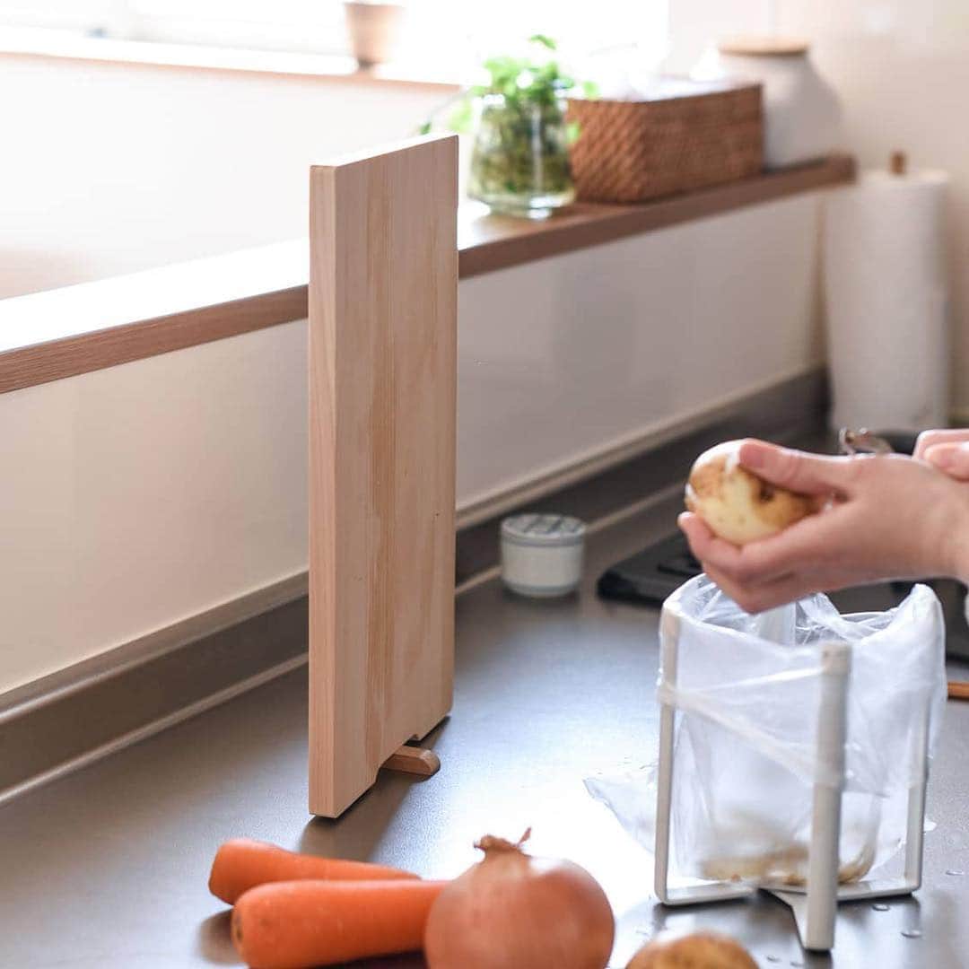 北欧、暮らしの道具店さんのインスタグラム写真 - (北欧、暮らしの道具店Instagram)「おかずを何種類か作るとき、うまく同時に完成できると、美味しい温度で食べれて嬉しいですよね♪  そんな思いからなのでしょうか。ついつい早く準備したくなって、気づけば作業台がいっぱい……なんてことも。  このまな板はスタンド付きなので、立てておくことができるんです◎  ずっとまな板を広げておく必要が無く、キッチンスペースを広く使えるのは嬉しいポイントですよね。365日、いつでも頼れる相棒のような存在になれば嬉しいです。 - - - - - - - - - - - - ひのきのまな板・スタンド付き/レギュラー・スクエア ▶️お買いものは写真内のタグをタップ！　またはプロフィールのリンクからどうぞ→@hokuoh_kurashi ・ ▶︎4月1日（月）9:59ご注文分までは、15,000円以上のご注文は送料無料です。ぜひご利用くださいね♪  #kitchen#kitchendesign#kitchenware#tableware#cuttingboard#ひのき#まな板#料理#食卓#和食#洋食#暮らしのこと#キッチンウェア#キッチン#キッチン雑貨#シンプル#シンプルライフ#シンプルデザイン#暮らしを楽しむ#日々の暮らし#北欧#暮らし#北欧暮らしの道具店」3月29日 12時36分 - hokuoh_kurashi