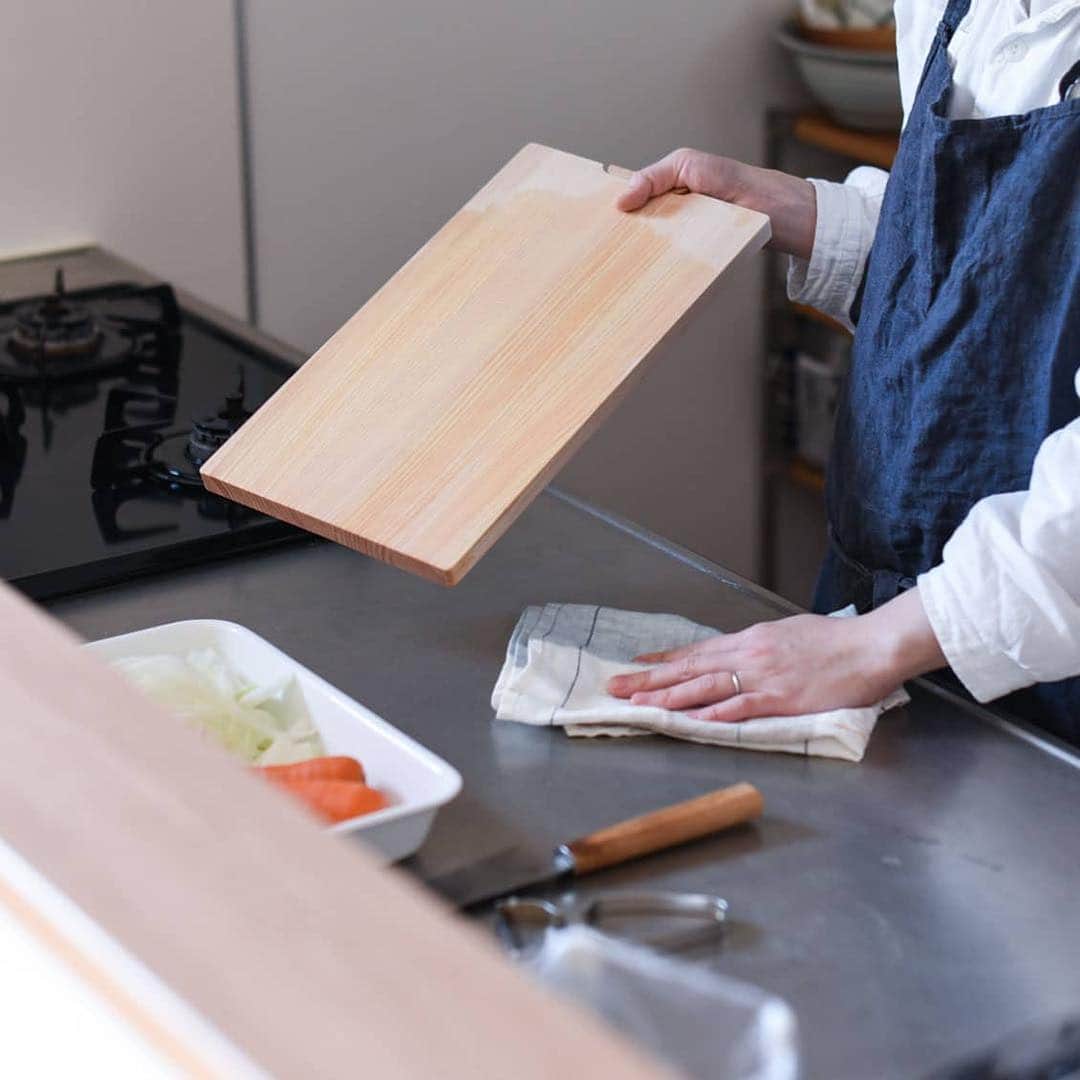 北欧、暮らしの道具店さんのインスタグラム写真 - (北欧、暮らしの道具店Instagram)「おかずを何種類か作るとき、うまく同時に完成できると、美味しい温度で食べれて嬉しいですよね♪  そんな思いからなのでしょうか。ついつい早く準備したくなって、気づけば作業台がいっぱい……なんてことも。  このまな板はスタンド付きなので、立てておくことができるんです◎  ずっとまな板を広げておく必要が無く、キッチンスペースを広く使えるのは嬉しいポイントですよね。365日、いつでも頼れる相棒のような存在になれば嬉しいです。 - - - - - - - - - - - - ひのきのまな板・スタンド付き/レギュラー・スクエア ▶️お買いものは写真内のタグをタップ！　またはプロフィールのリンクからどうぞ→@hokuoh_kurashi ・ ▶︎4月1日（月）9:59ご注文分までは、15,000円以上のご注文は送料無料です。ぜひご利用くださいね♪  #kitchen#kitchendesign#kitchenware#tableware#cuttingboard#ひのき#まな板#料理#食卓#和食#洋食#暮らしのこと#キッチンウェア#キッチン#キッチン雑貨#シンプル#シンプルライフ#シンプルデザイン#暮らしを楽しむ#日々の暮らし#北欧#暮らし#北欧暮らしの道具店」3月29日 12時36分 - hokuoh_kurashi