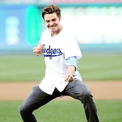 ジョッシュ・ヘンダーソンさんのインスタグラム写真 - (ジョッシュ・ヘンダーソンInstagram)「In honor of opening day !! Me and momma hangin in the dugout and throwing out that first pitch ! Go Dodgers !! #tbt」3月29日 12時45分 - joshhenderson