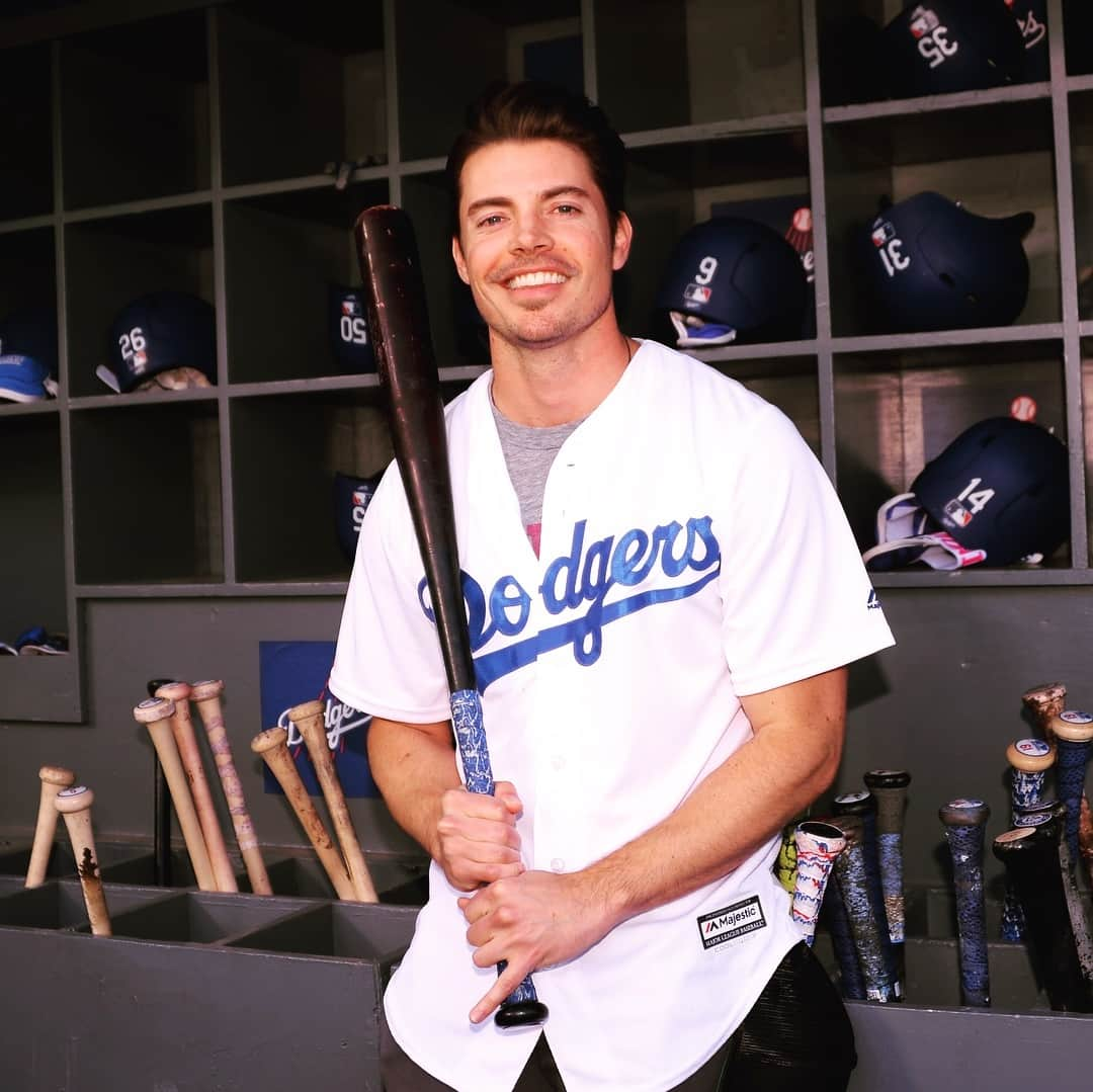 ジョッシュ・ヘンダーソンさんのインスタグラム写真 - (ジョッシュ・ヘンダーソンInstagram)「In honor of opening day !! Me and momma hangin in the dugout and throwing out that first pitch ! Go Dodgers !! #tbt」3月29日 12時45分 - joshhenderson