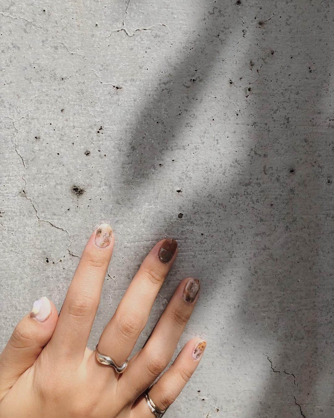 目見田早弥子のインスタグラム：「| self nail 1週間くらい経ちますが、ネイル変えました𓈒𓂂 今回もセルフジェルネイルで。 ニュアンスネイルが好きなので やりたいイメージが同じようなのばかりで なんか違うことやりたいなぁと ダラダラとやった結果こんな感じに😂💭 右手はbrown×whiteをベースにいろいろ、 左手はbeigeの上にblueの偏光パールを。 (greenに見えますがそれはそれでカワイイ💚) 左手薬指には @rk_ymd にもらった goldのパーツをのせてみました🌿 自己満足の世界だけどとても楽しい。」