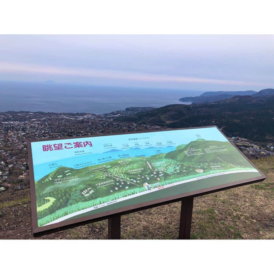 松岡李那さんのインスタグラム写真 - (松岡李那Instagram)「#何という強風 😅😅😅 初#大室山山頂 #富士山 がとっても綺麗だった❣️ 山頂からの眺めと、#スターウォーズ の様な雰囲気💥💥💥 他の山が全部低く見えました。 風強すぎの寒すぎで仕上がった #劇的 な私と🤢🤢🤢 50kgもある私が強風で吹き飛ばされそうになるという、 なので、お天気キャスターの真似をしました。👩‍🏫 #強風で何言ってるか聞こえない #mountfuji #starwars #tripwithlinah」3月29日 12時39分 - linahxoxo