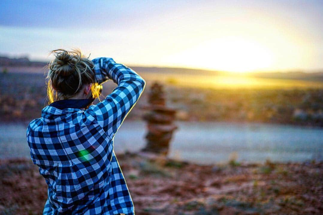 ヘイゼル・フィンドレーさんのインスタグラム写真 - (ヘイゼル・フィンドレーInstagram)「I first came to Indian Creek almost 10 years ago and I loved it so much I’ve been back many times since. But never with two chicas who don’t know how to jam. 🤛 It’s gunna be a funny week! 😂 I’m pretty proud of them for trying something different. ❣ Photo 1 and 3 @etteloc @blackdiamond @seatosummitgear @dailaojeda」3月29日 12時39分 - hazel_findlay