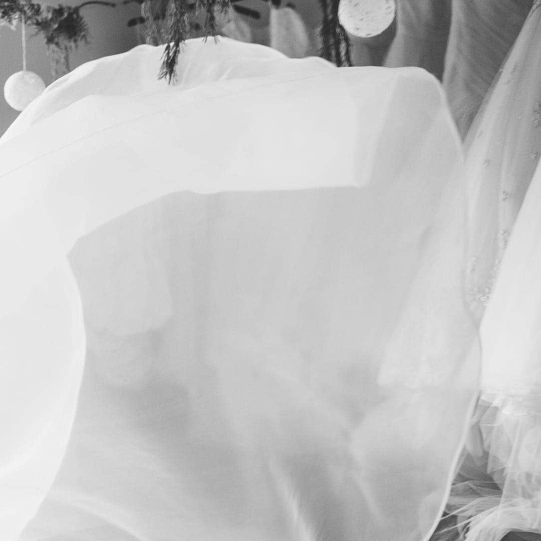のインスタグラム：「* 【新サービス✨Dressesコンシェルジュ🕊】 〜ウェディングドレス選びからはじめる結婚式場探し〜 「Dressesコンシェルジュ」とは * 結婚式準備は日本では結婚式場探しからスタートします。 * そして多くの花嫁さまのドレス選びも自動的に結婚式場が「提携しているドレスショップ」や、見積もりに組み込まれた「プラン」から、となってしまいます。 * オシャレな花嫁さまのために 「着たいドレスに似合う結婚式場を選ぶ」 という新しい発想をDressesは提案します。 * Dresses専任のコーディネーターがドレス選びと、似合う結婚式場をアドバイス。 そして予算内に賢く収める方法もご提案する、それがDresses(ドレッシーズ)コンシェルジュです。 * Dresses限定✨ 最大50万円OFF、人気式場のお得なプランや超人気ドレスもお得にお召し頂けるフラッシュセールも開催！ * 何も決まっていない方も、理想の会場を見つけたい方も、お気軽にご相談ください。 * #ドレッシーズコラム#Dressesコンシェルジュ#ドレッシーズ#ドレスに似合う結婚式場選び#wedding#weddingdress#ウェディングドレス#前撮り#結婚式場#ウェディングドレス試着 #ウェディングドレス迷子#カラードレス試着#カラードレス迷子#ドレスショップ#ドレス探し #フォトウェディング#プレ花嫁 #花嫁ヘア#花嫁 #プレ花嫁#全国のプレ花嫁さんと繋がりたい#ドレス迷子 #ドレス試着 #ウェディングドレス#カラードレス#ドレス探し#結婚式#卒花嫁#2019春婚#2019夏婚#2019秋婚#2019冬婚」