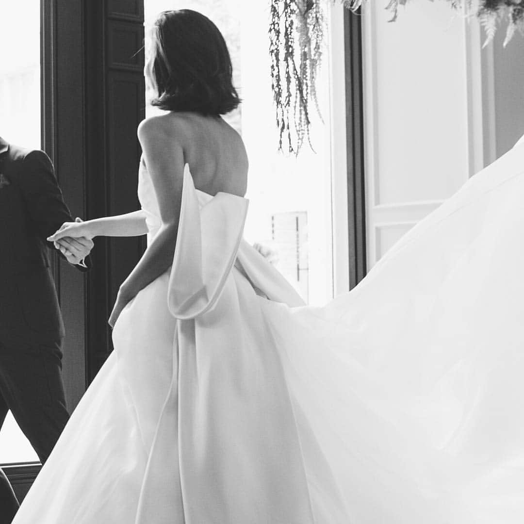 のインスタグラム：「* 【新サービス✨Dressesコンシェルジュ🕊】 〜ウェディングドレス選びからはじめる結婚式場探し〜 「Dressesコンシェルジュ」とは * 結婚式準備は日本では結婚式場探しからスタートします。 * そして多くの花嫁さまのドレス選びも自動的に結婚式場が「提携しているドレスショップ」や、見積もりに組み込まれた「プラン」から、となってしまいます。 * オシャレな花嫁さまのために 「着たいドレスに似合う結婚式場を選ぶ」 という新しい発想をDressesは提案します。 * Dresses専任のコーディネーターがドレス選びと、似合う結婚式場をアドバイス。 そして予算内に賢く収める方法もご提案する、それがDresses(ドレッシーズ)コンシェルジュです。 * Dresses限定✨ 最大50万円OFF、人気式場のお得なプランや超人気ドレスもお得にお召し頂けるフラッシュセールも開催！ * 何も決まっていない方も、理想の会場を見つけたい方も、お気軽にご相談ください。 * #ドレッシーズコラム#Dressesコンシェルジュ#ドレッシーズ#ドレスに似合う結婚式場選び#wedding#weddingdress#ウェディングドレス#前撮り#結婚式場#ウェディングドレス試着 #ウェディングドレス迷子#カラードレス試着#カラードレス迷子#ドレスショップ#ドレス探し #フォトウェディング#プレ花嫁 #花嫁ヘア#花嫁 #プレ花嫁#全国のプレ花嫁さんと繋がりたい#ドレス迷子 #ドレス試着 #ウェディングドレス#カラードレス#ドレス探し#結婚式#卒花嫁#2019春婚#2019夏婚#2019秋婚#2019冬婚」
