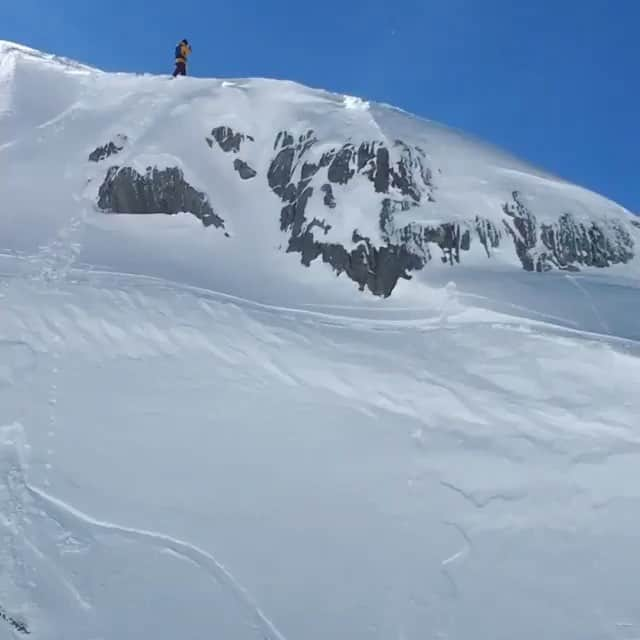 BONXのインスタグラム：「YEWWW, capturing those moments with #BONXStories⁣⠀ ⁣⠀ @victordaviet and crew. ⁣⠀ ⁣⠀ #GoBonx #GoMakeNoise⁣⠀ .⁣⠀ .⁣⠀ .⁣⠀ .⁣⠀ .⁣⠀ #Bonx #technology #snowboard #snowboardingfun #snowboarding #snowboardlife #mountainworld #mountainlife #mountainwave #extreme #communication #gear #snow #snowboardingday  #outdoorsports #extremesports #grouptalk #shred #sportstech #sportstechnology #headphones #wirelessheadphones ⁣⠀」