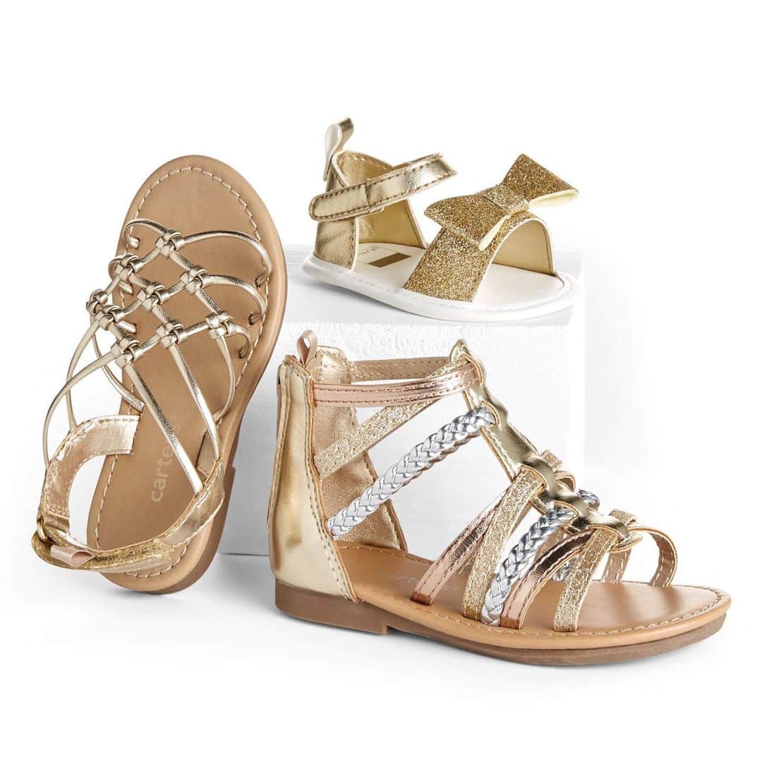 のインスタグラム：「Good as gold #sandals #toeseason #addsomeshimmer #summeriscoming」