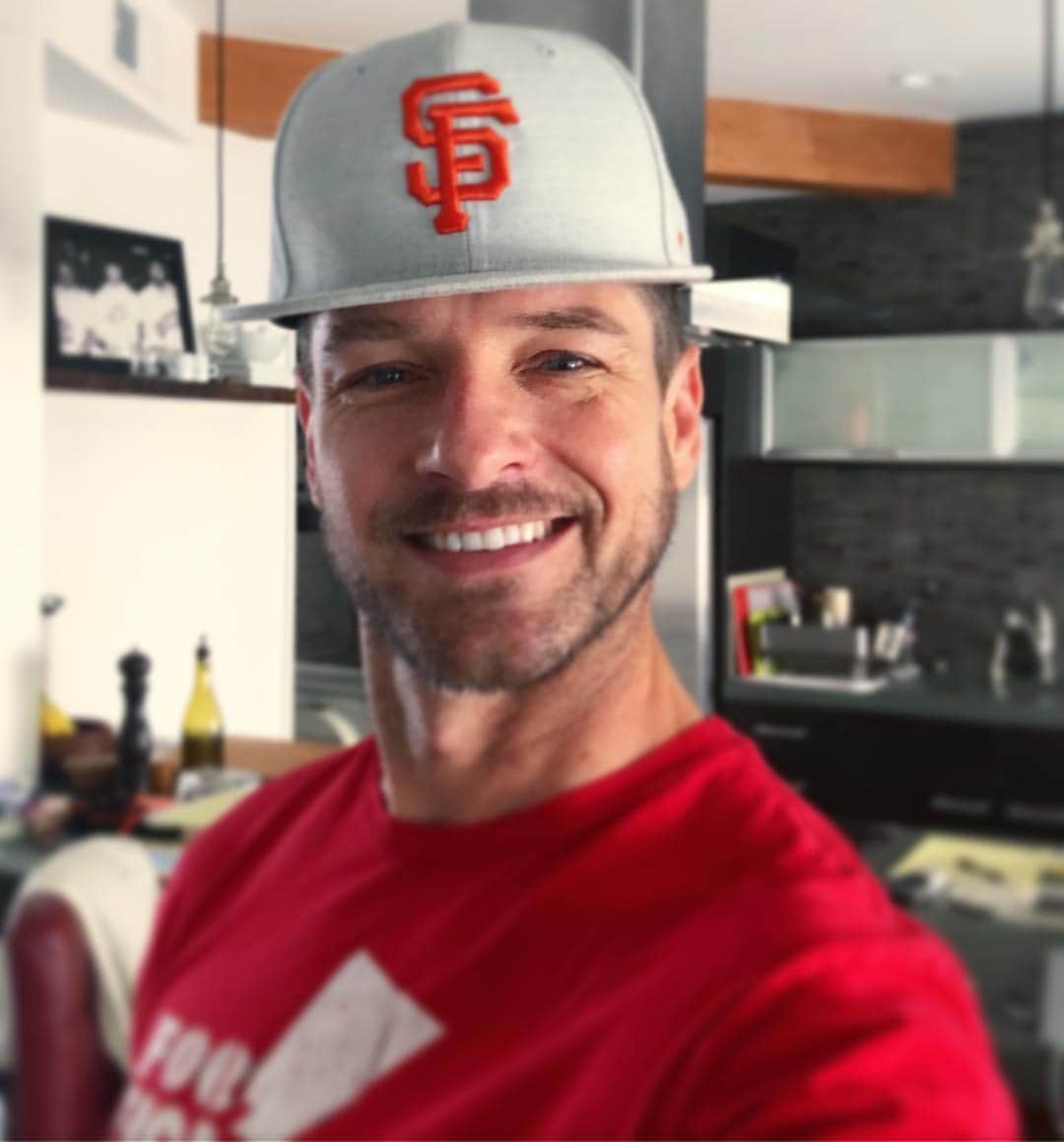 イアン・ボーエンのインスタグラム：「OPENING DAY!!! Baseball is BACK. Hum Baby go #SFGiants.  Thanks @naat1908 for the hat. ;)」
