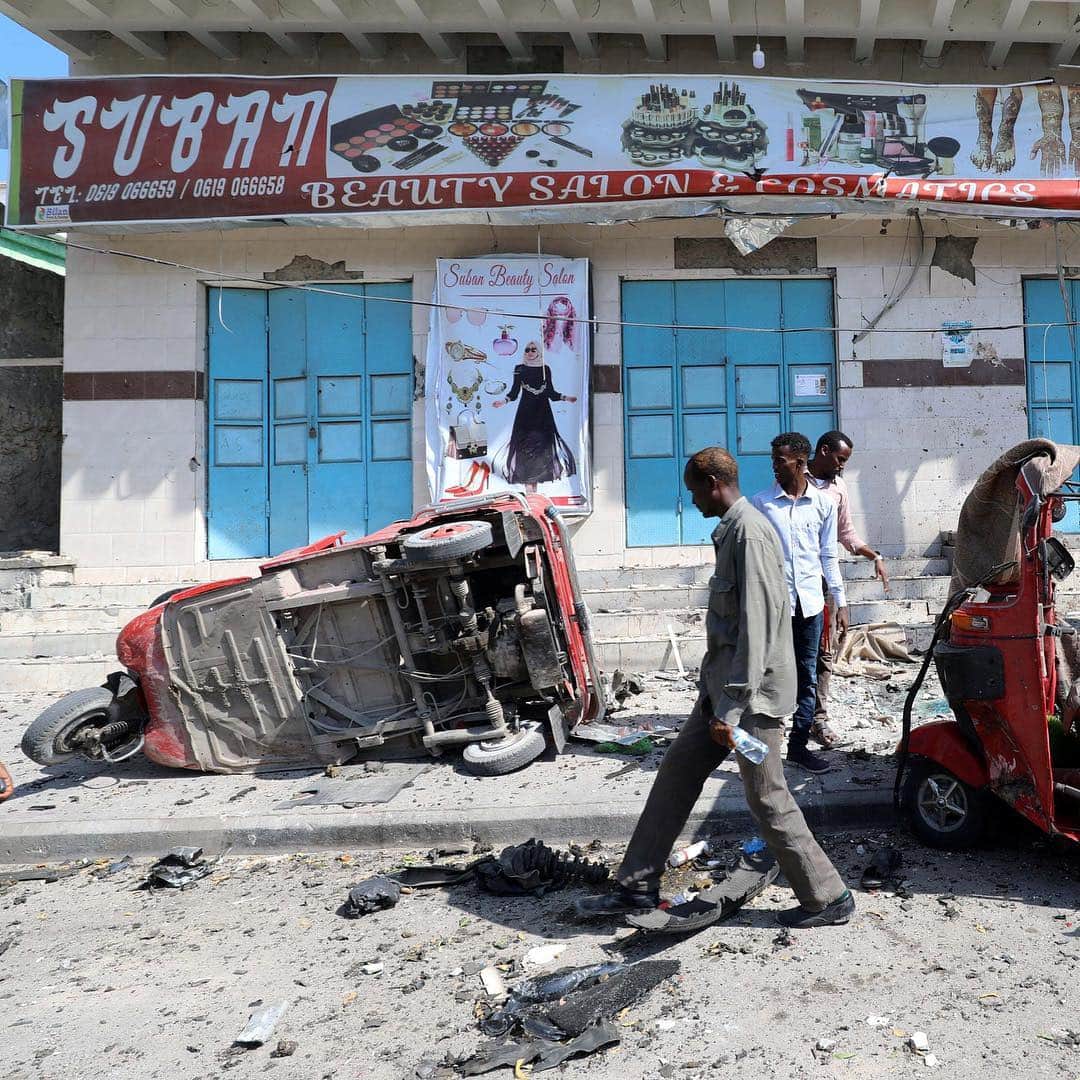 NBC Newsさんのインスタグラム写真 - (NBC NewsInstagram)「Wrecked rickshaws destroyed during an #explosion lay in the street of Mogadishu, #Somalia. . 📷 Feisal Omar / @reuters」3月29日 4時16分 - nbcnews