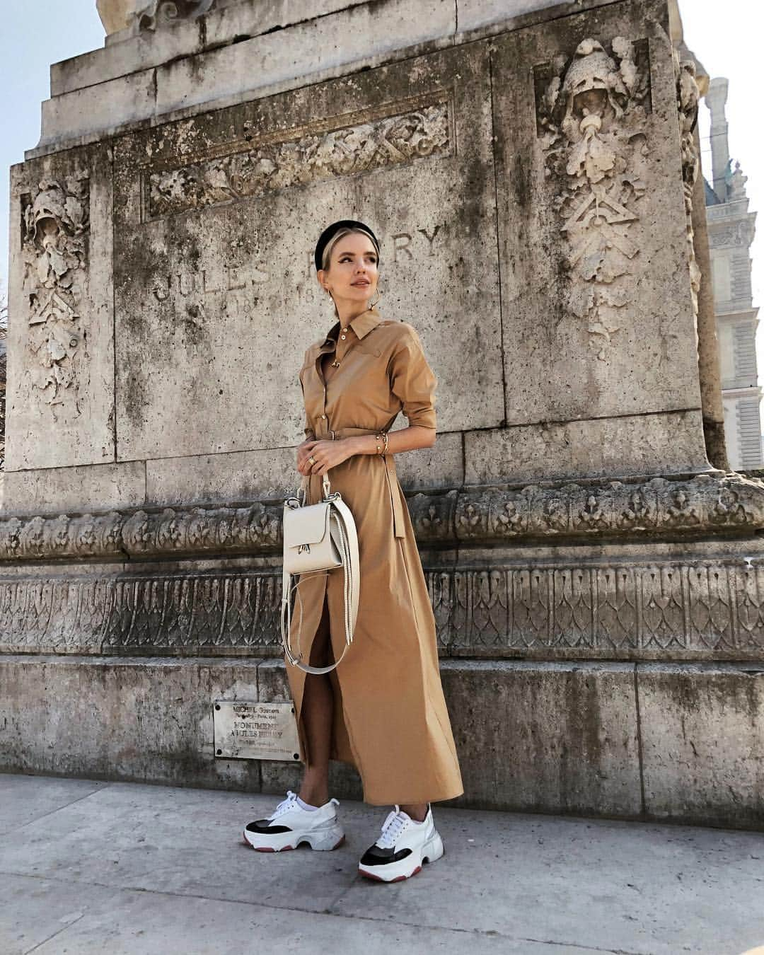 レオニー・ハンネさんのインスタグラム写真 - (レオニー・ハンネInstagram)「Ready for spring with this trench inspired dress. 🌻 Anzeige/Ad @patriziapepe #PatriziaPepe #PatriziaPepeCollection #PatriziaPepeWoman」3月29日 4時23分 - leoniehanne