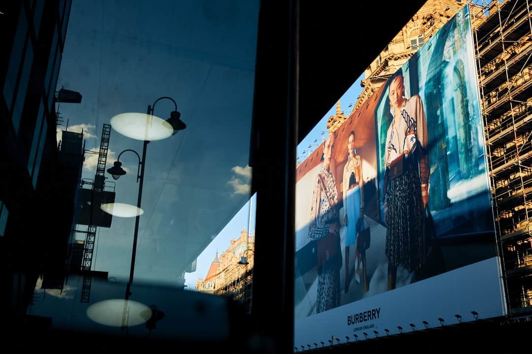 ニック・ナイトさんのインスタグラム写真 - (ニック・ナイトInstagram)「I often think about the life my images have once they leave me. Where people see them and I enjoy that they become part of the public vernacular. That they become part of people’s lives in even a peripheral way. People don’t chose to see a billboard, it’s just appears , delivers its messages and then goes days or weeks later . I once saw a news picture of a convicted murderer and in the background of the picture , pinned on his wall , was one of my images . You can’t control how your images live after they leave you or even what they will mean to anyone. Street shots of my Burberry campaign by @thomasalexanderphoto .」3月29日 4時36分 - nick_knight