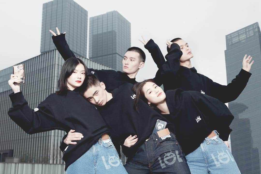ディーゼルのインスタグラム：「Check out the #DieselXZhouXiangYu Capsule Collection launched at Labelhood during Shanghai Fashion Week. Coming to diesel.cn on April 1st  Tag: @xanderzhou @labelhood.official」