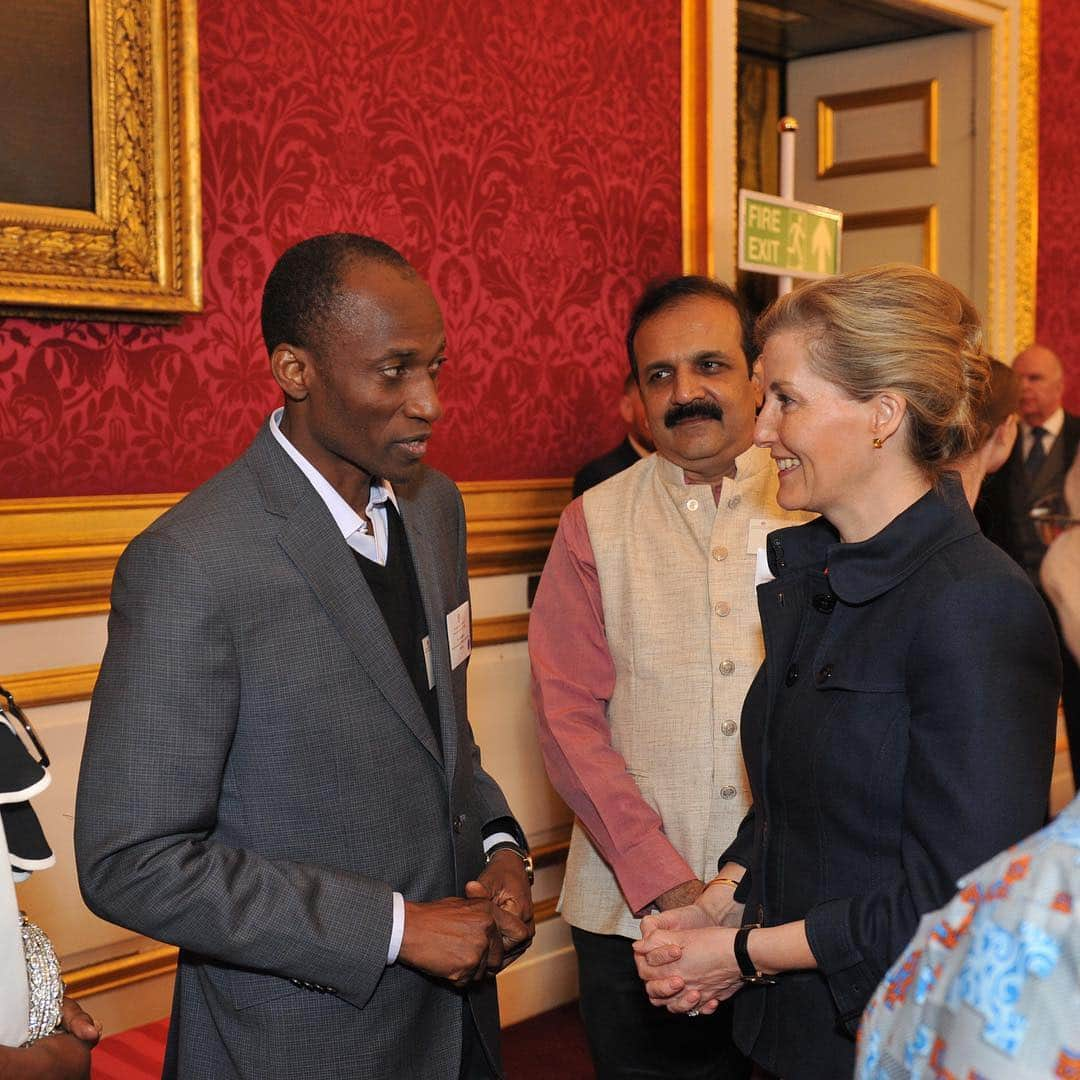 ロイヤル・ファミリーさんのインスタグラム写真 - (ロイヤル・ファミリーInstagram)「Today The Countess of Wessex, Vice-Patron, @qejubileetrust, hosted a reception at St. James’s Palace to celebrate the achievements of global eye health leaders in their efforts to bring vision to everyone, everywhere.  The Queen, as Patron of @qejubileetrust, sent a message to those at the reception, which was read out by The Countess.  The message said: ‘Through collaboration and partnership over the past five years, the Consortium has helped many thousands of people throughout the Commonwealth, and has positively affected the way eye health is delivered.’ ‘Without the work and support of each and every partner organisation, this would not have been achieved. Whether you are involved in research and development, the delivery of training, or working as an ophthalmologist, I extend my thanks on behalf of those whose sight you seek to save.’ Read HM’s message in full at www.royal.uk.」3月29日 4時40分 - theroyalfamily