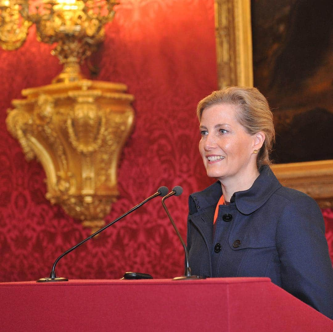 ロイヤル・ファミリーさんのインスタグラム写真 - (ロイヤル・ファミリーInstagram)「Today The Countess of Wessex, Vice-Patron, @qejubileetrust, hosted a reception at St. James’s Palace to celebrate the achievements of global eye health leaders in their efforts to bring vision to everyone, everywhere.  The Queen, as Patron of @qejubileetrust, sent a message to those at the reception, which was read out by The Countess.  The message said: ‘Through collaboration and partnership over the past five years, the Consortium has helped many thousands of people throughout the Commonwealth, and has positively affected the way eye health is delivered.’ ‘Without the work and support of each and every partner organisation, this would not have been achieved. Whether you are involved in research and development, the delivery of training, or working as an ophthalmologist, I extend my thanks on behalf of those whose sight you seek to save.’ Read HM’s message in full at www.royal.uk.」3月29日 4時40分 - theroyalfamily