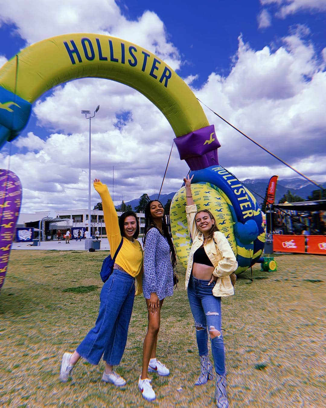 Hollister Co.さんのインスタグラム写真 - (Hollister Co.Instagram)「some special guests hanging out with us at @highschoolnation today 👀 tune into our stories to follow along!」3月29日 4時48分 - hollister