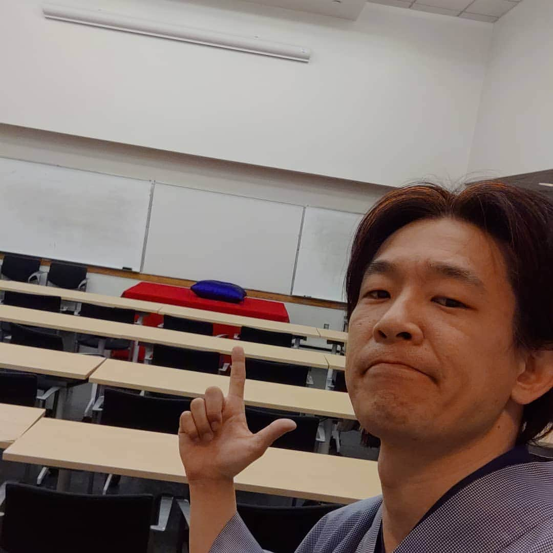 立川こしらさんのインスタグラム写真 - (立川こしらInstagram)「これから地元の大学で講演会&落語会。 日本人はゼロらしい。 大丈夫か？」3月29日 4時52分 - kosira.t