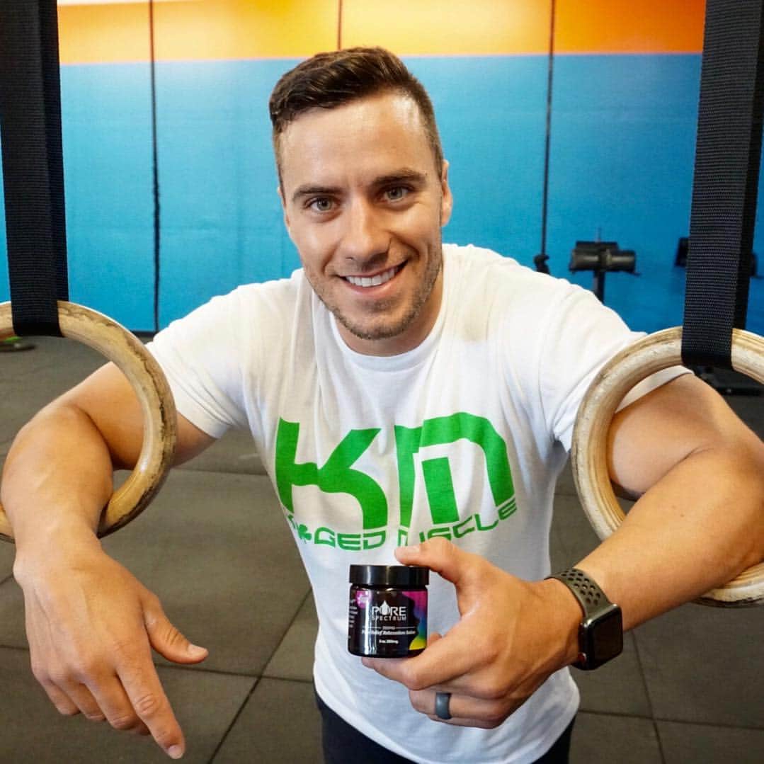 のインスタグラム：「Just finished up a great Olympic weightlifting session and threw in a circuit after with @kayyyno ! -  My elbows are shot after cleans but thankfully I have my @purespectrumhemp salve for post workout pains 😂🙌🏼 if you guys are curious about it I recommend reading up on their website! And if you wanna try some use “JDALTON” to save some $$$! #olympicweightlifting #fitforanything #stayfit #kagedmuscleathlete」