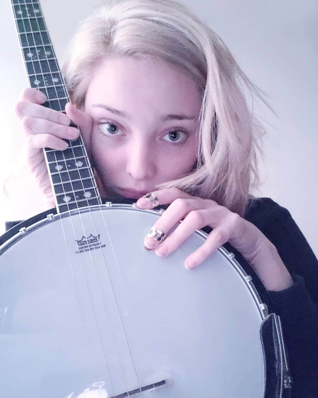 エマ・デュモンのインスタグラム：「Banjo emoji. Bottom frosted.」