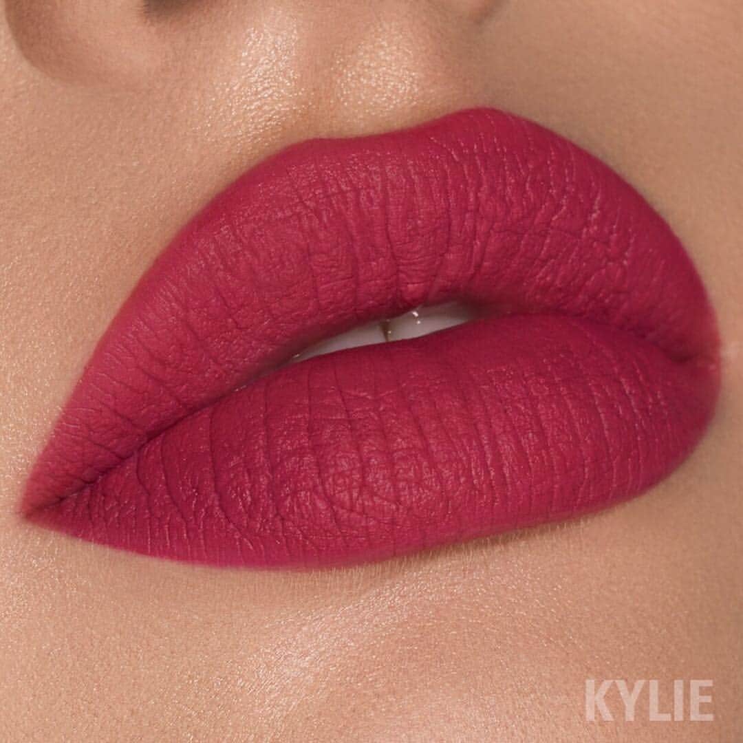 Kylie Cosmeticsさんのインスタグラム写真 - (Kylie CosmeticsInstagram)「EXTRAORDINARY matte lip kit! 💫💕 a beautiful cool toned fuchsia, perfect for Spring! Launching tomorrow at 3pm pst on KylieCosmetics.com!」3月29日 5時08分 - kyliecosmetics