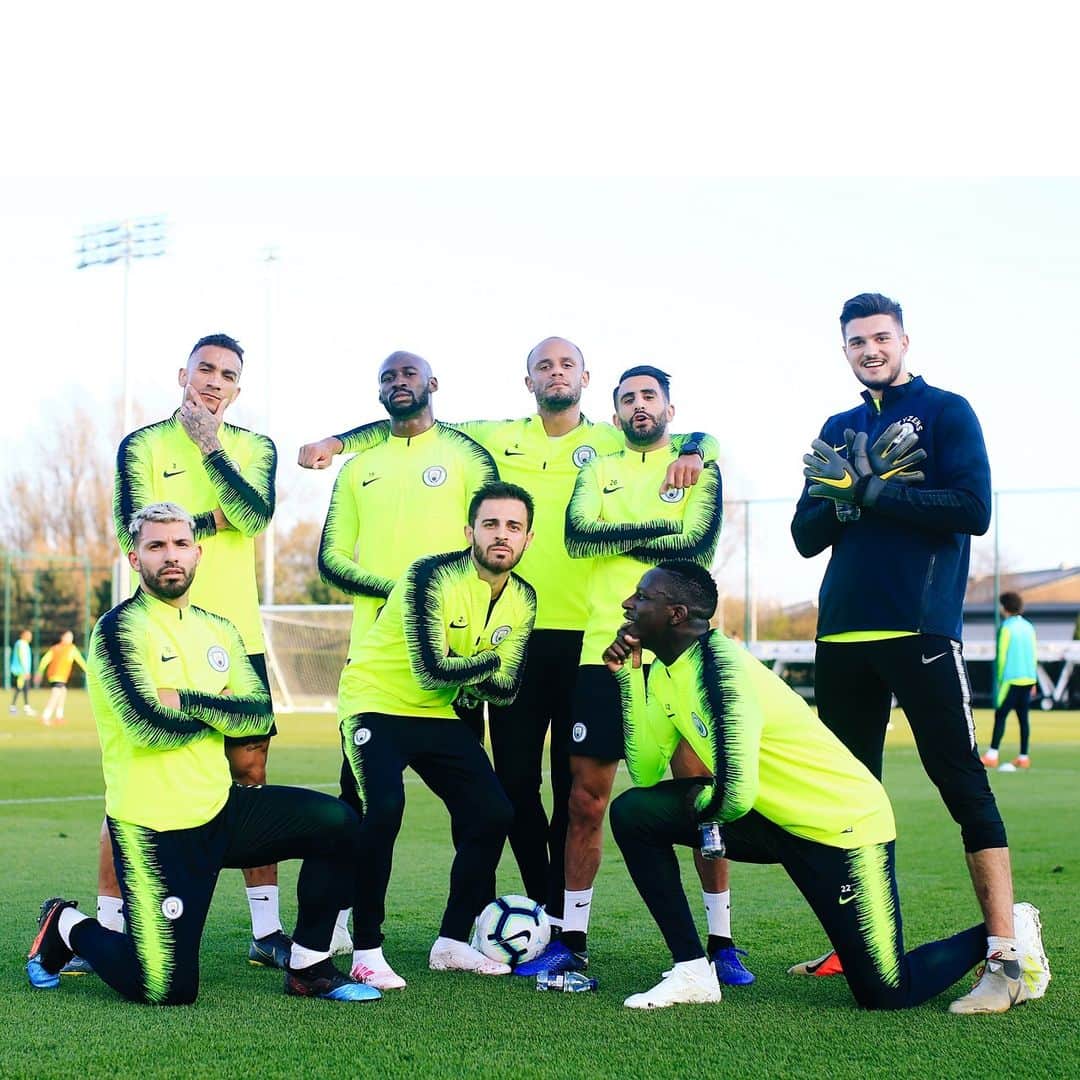 リヤド・マフレズのインスタグラム：「Back to City & always winning 😏 @bernardocarvalhosilva @benmendy23 @a.laporte 🤣❤️」