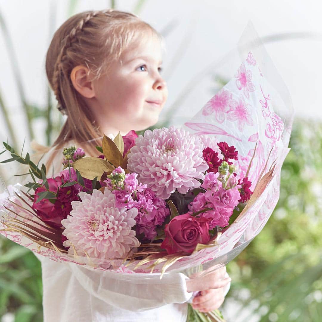 Nextさんのインスタグラム写真 - (NextInstagram)「#IOUMum for your endless kisses and cuddles! 💗Order her a bouquet (on behalf of the kids) with FREE UK delivery and surprise her this #MothersDay! 💐 Tap the image to browse the full range. #mum #mothersday #bouquet #flowers #nextflowers #gifts #giftsforher #gifting」3月29日 5時12分 - nextofficial