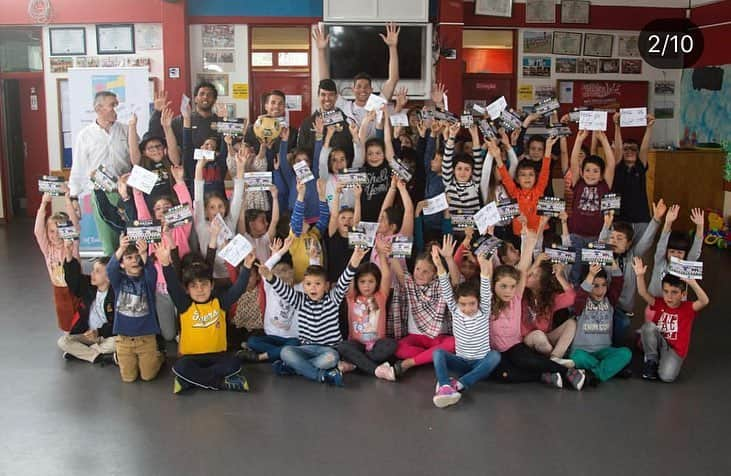 フェルナンド・ティッソーネさんのインスタグラム写真 - (フェルナンド・ティッソーネInstagram)「Pasando una linda tarde con los chicos de la escuela @lomboguine !! #funchal #footballplayer #cdnacional #portugal #football #tissone」3月29日 5時21分 - tisso12