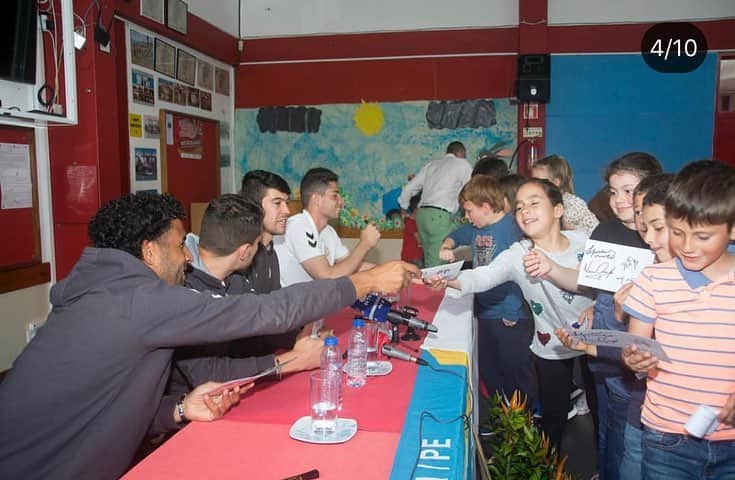 フェルナンド・ティッソーネさんのインスタグラム写真 - (フェルナンド・ティッソーネInstagram)「Pasando una linda tarde con los chicos de la escuela @lomboguine !! #funchal #footballplayer #cdnacional #portugal #football #tissone」3月29日 5時21分 - tisso12