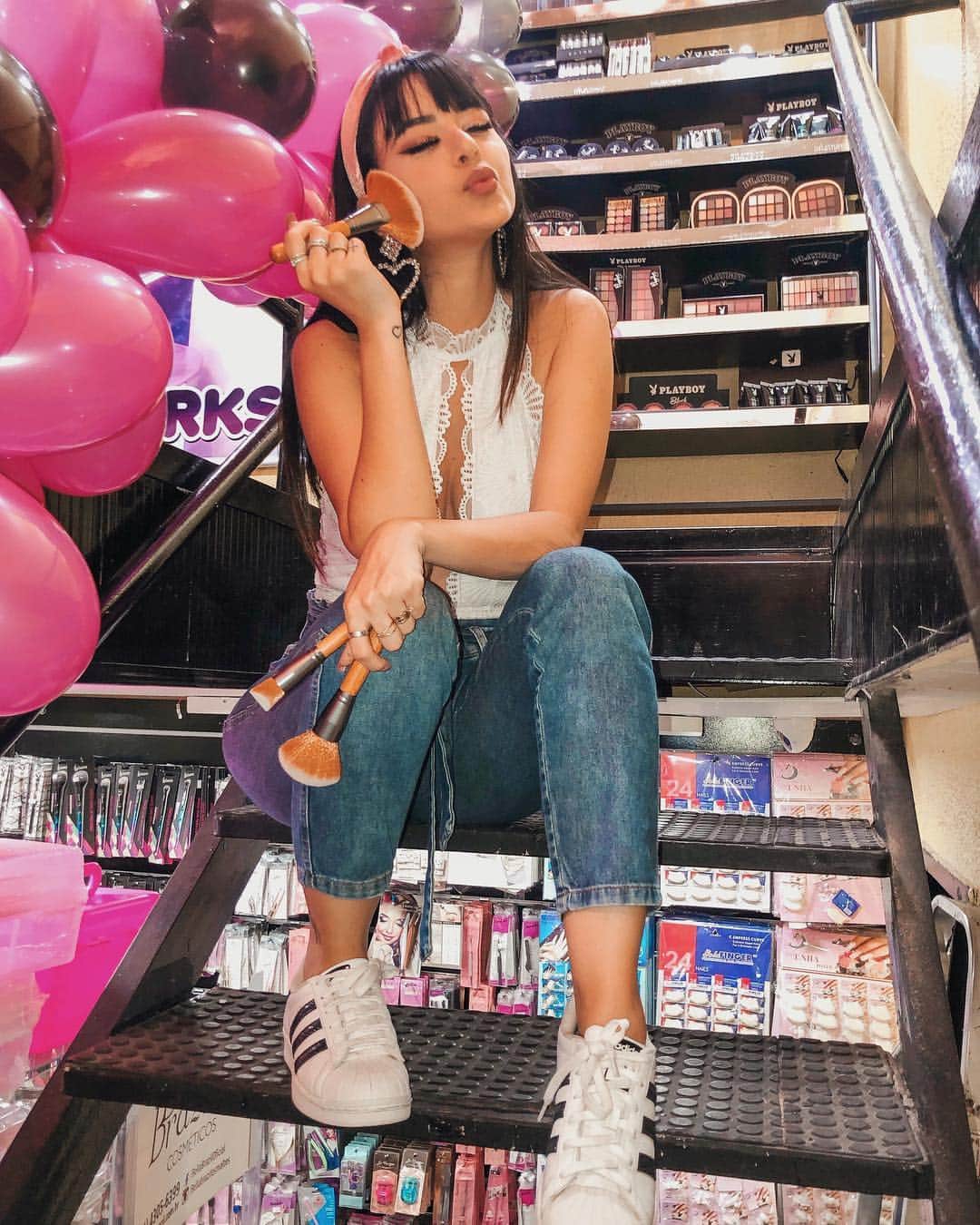 Gabriela Salesのインスタグラム：「E hoje foi dia de evento na minha cidade, como eu amooo! Lançamento da @playboybeautybr na @buda_import ! Mostrei tudo nos stories! Confere lá 💖💖💖」