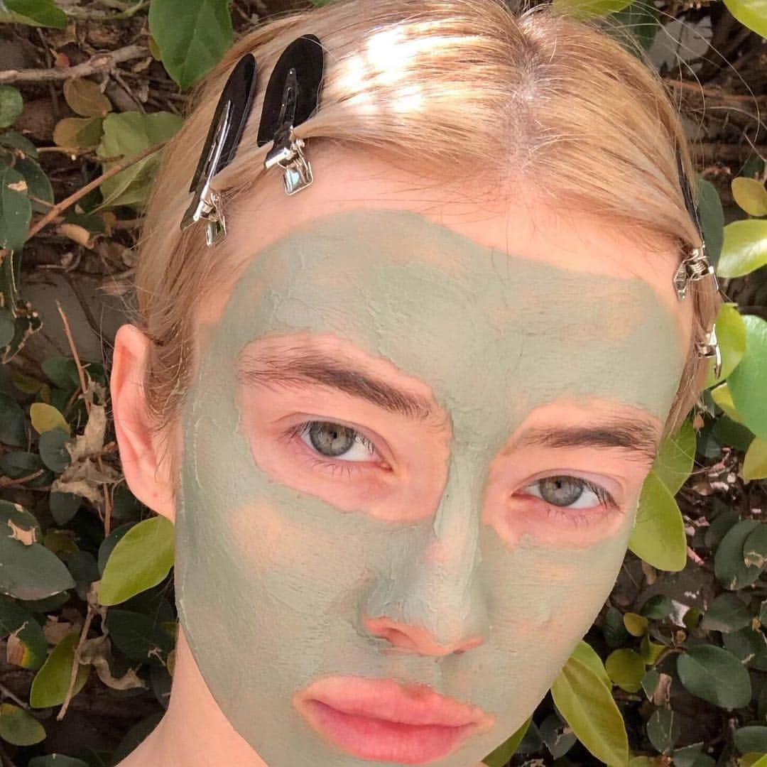 freepeopleさんのインスタグラム写真 - (freepeopleInstagram)「@laleekley having a #FPMaskMoment in the @youthtothepeople Superfood Mask.  #FPBeautyandwellness #linkinbio」3月29日 5時36分 - freepeople