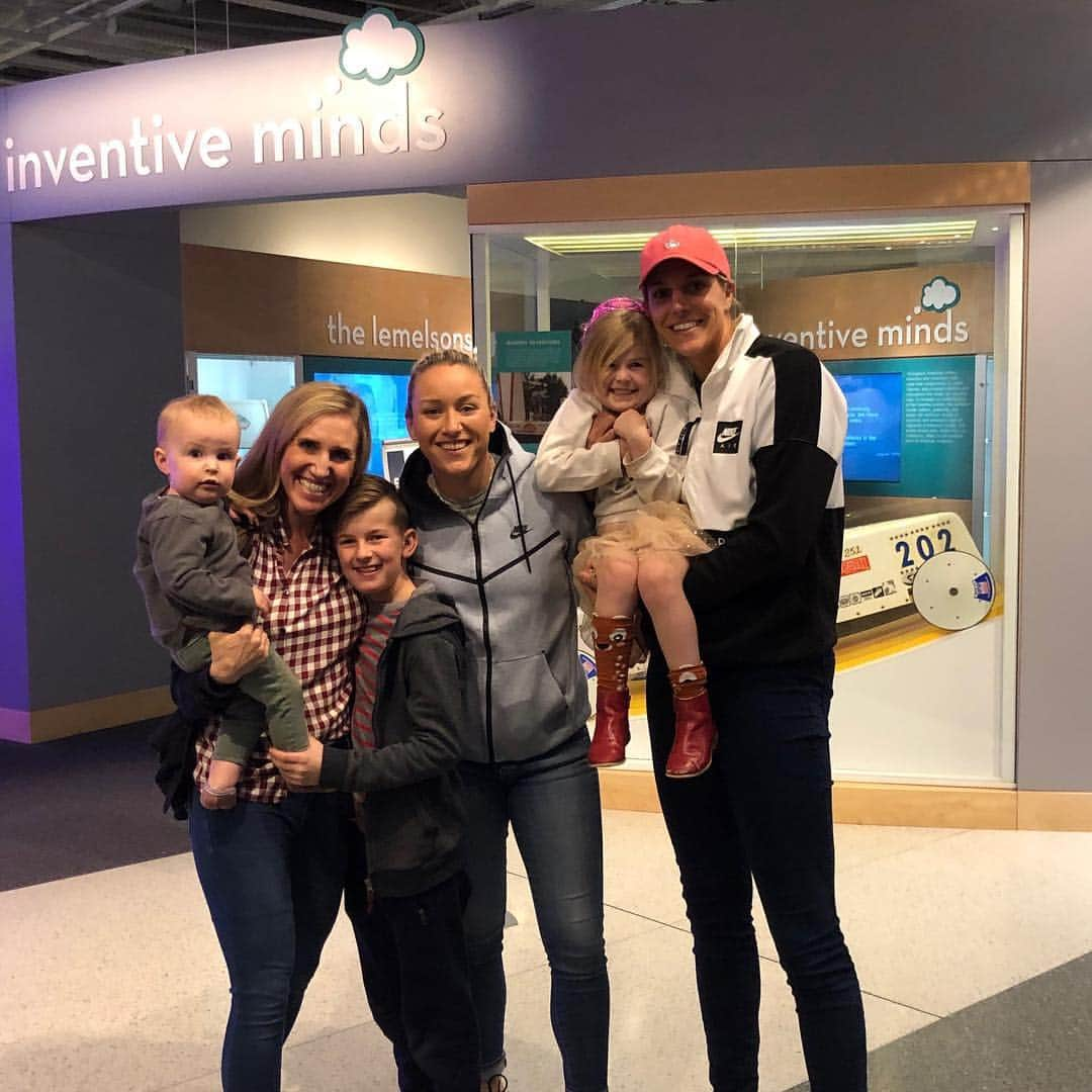 エレーナ・デレ・ダンさんのインスタグラム写真 - (エレーナ・デレ・ダンInstagram)「Our Chicago neighbors that became family! Couldn’t miss seeing the crew while visiting DC. They’ve added a baby boy and moved to Denver since the last time we were together in person! @caitlinwm @boludo01」3月29日 5時39分 - de11edonne