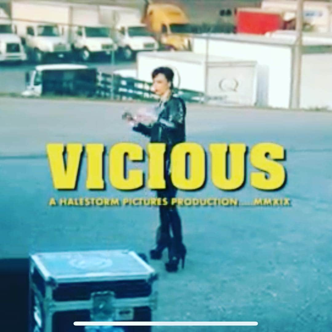 ジー・ヘイルさんのインスタグラム写真 - (ジー・ヘイルInstagram)「Our new video for #Vicious is up NOW! Link in bio」3月29日 5時48分 - officiallzzyhale