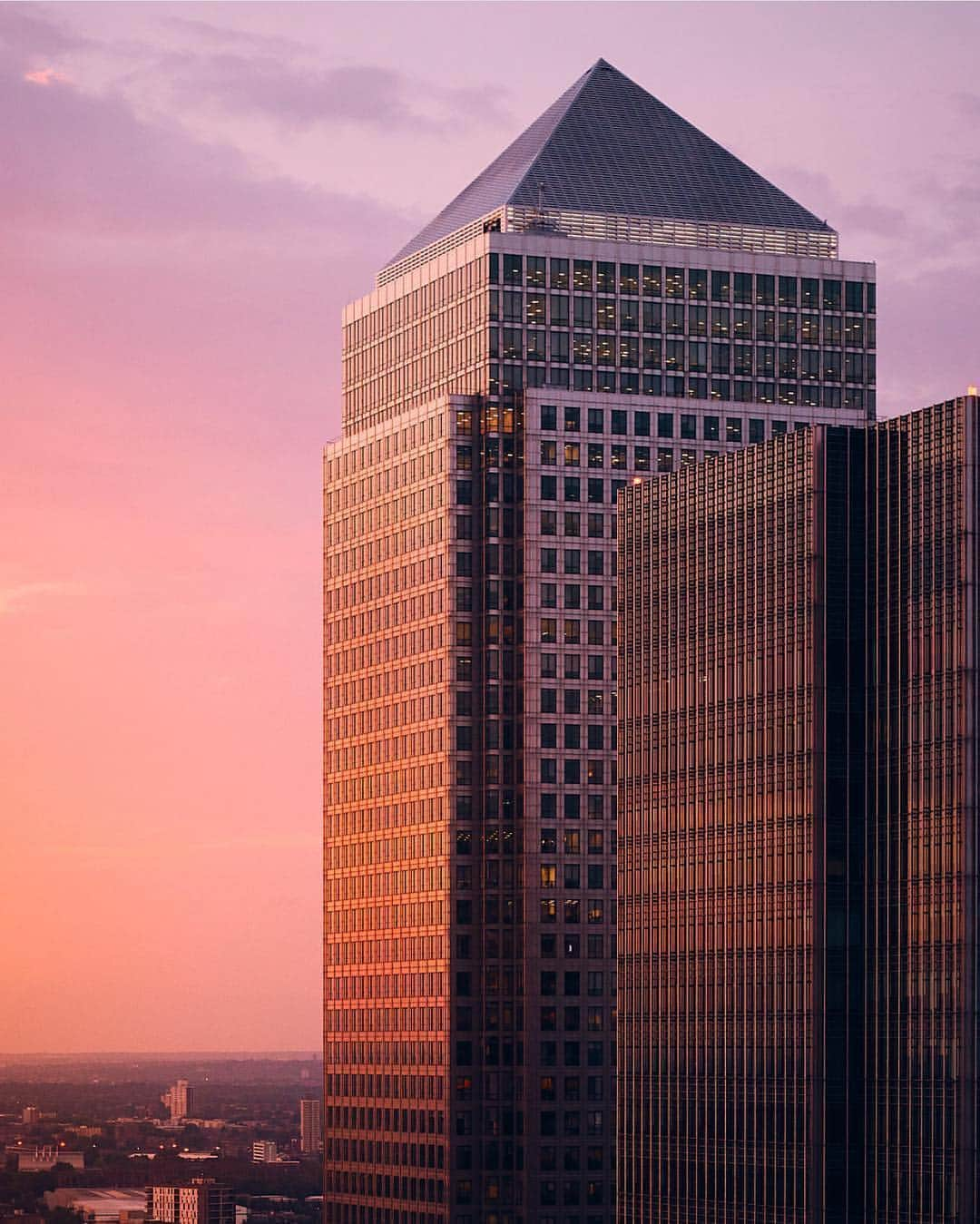 @LONDON | TAG #THISISLONDONさんのインスタグラム写真 - (@LONDON | TAG #THISISLONDONInstagram)「#CanaryWharf vibes from @rontimehin this evening 😍😱 Gorgeous shots and exits 🙏🏼 // #thisislondon」3月29日 5時49分 - london