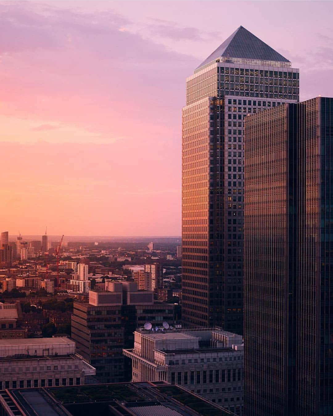 @LONDON | TAG #THISISLONDONさんのインスタグラム写真 - (@LONDON | TAG #THISISLONDONInstagram)「#CanaryWharf vibes from @rontimehin this evening 😍😱 Gorgeous shots and exits 🙏🏼 // #thisislondon」3月29日 5時49分 - london