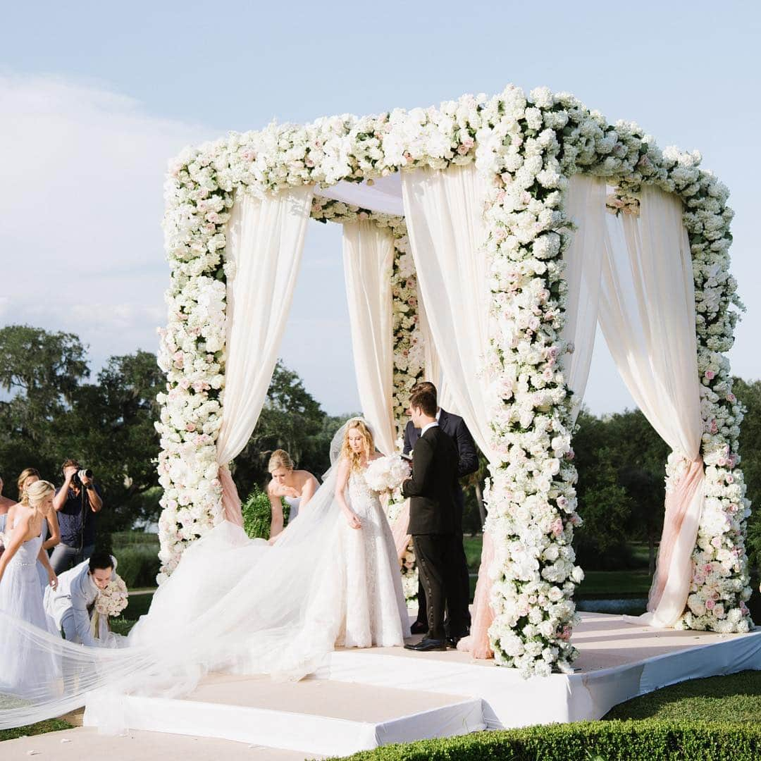 タラ・リピンスキーさんのインスタグラム写真 - (タラ・リピンスキーInstagram)「Thank god there is a #tbt It’s the perfect excuse to post a wedding pic. These flowers were a dream come true! Thanks to the genius @jacksondurhamevents #wedding #flowers @sylviegil」3月29日 5時52分 - taralipinski