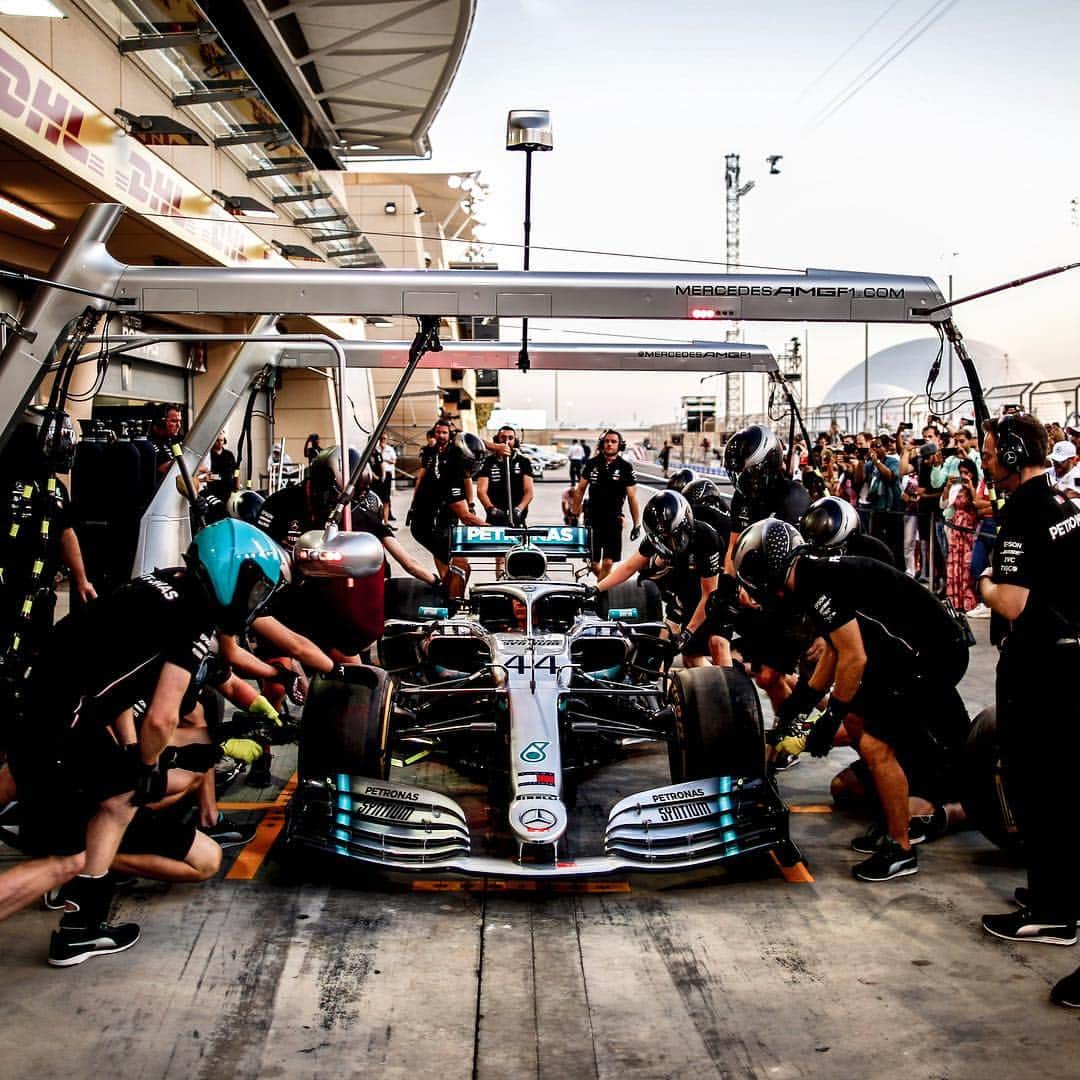 MERCEDES AMG PETRONASさんのインスタグラム写真 - (MERCEDES AMG PETRONASInstagram)「T E A M. 🤜🤛 #DrivenByEachOther 🙌 if it’s your dream to be part of this crew! • #MercedesAMGF1 #Mercedes #F1 #BahrainGP #PETRONASmotorsports」3月29日 6時02分 - mercedesamgf1